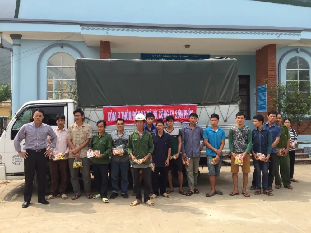 Sơn Phúc trao quà hỗ trợ người dân vùng thiên tai Tân Lạc, 2017