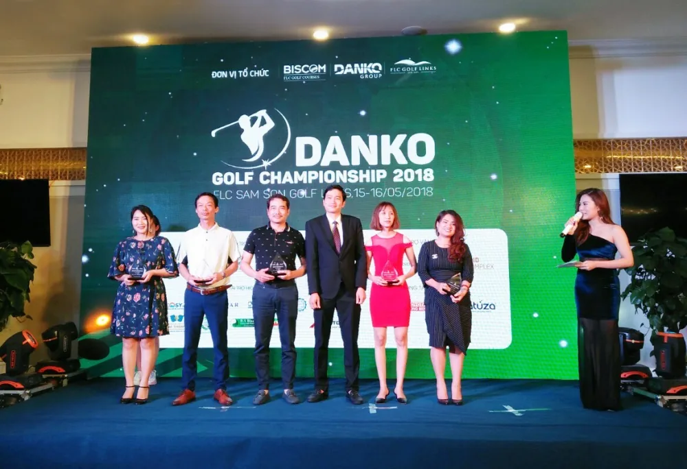 Sơn Phúc trao quà hỗ trợ người dân vùng thiên tai Tân Lạc, 2017