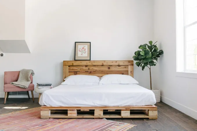Giường pallet được sử dụng rất nhiều trong cuộc sống hiện nay bởi mức giá rẻ. Tuy nhiên, gỗ pallet chưa qua xử lý có cấu trúc xốp và dễ dính bụi. Vì vậy, thay vì những tấm pallet, bạn có thể mua một chiếc giường gỗ thông thường (Ảnh: Hunker)