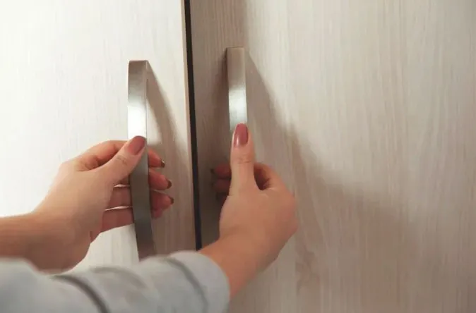 Những chiếc tay cầm trơn, nhẵn bóng trông thực sự rất bắt mắt khi lên ảnh nhưng nó lại chẳng hề tiện dụng. Bụi bẩn sẽ tích tụ rất nhanh trên các bề mặt kim loại (Ảnh: Depositphotos)