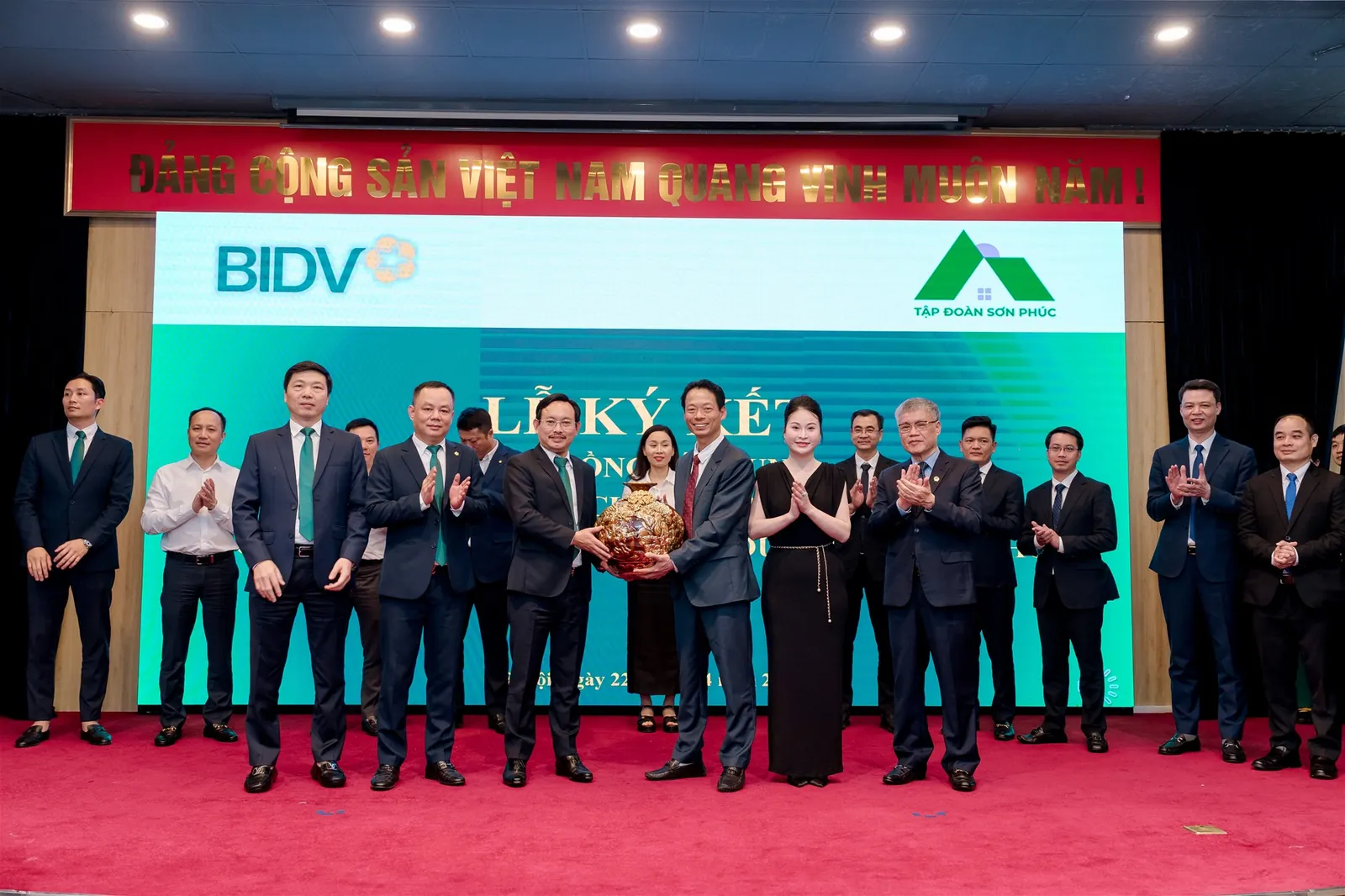 Đáp lại thịnh tình của BIDV, Tập đoàn Sơn Phúc cũng có món quà lưu niệm gửi tặng