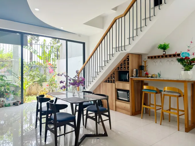 Gầm cầu thang được thiết kế làm tủ rượu và quầy bar mini