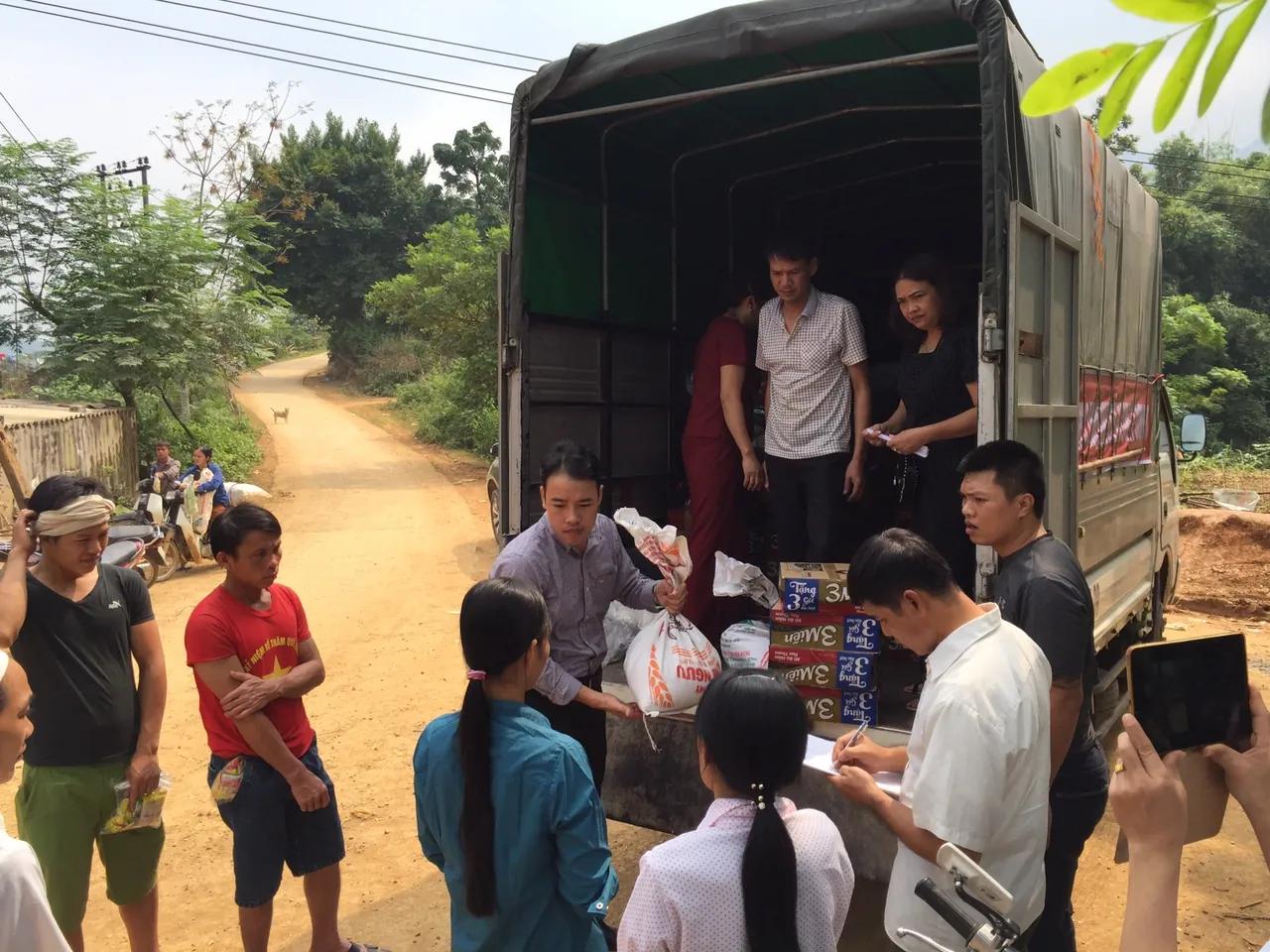 Ủng hộ người dân bị thiên tai tại xã Phú Cường, huyện Tân Lạc — ảnh 4