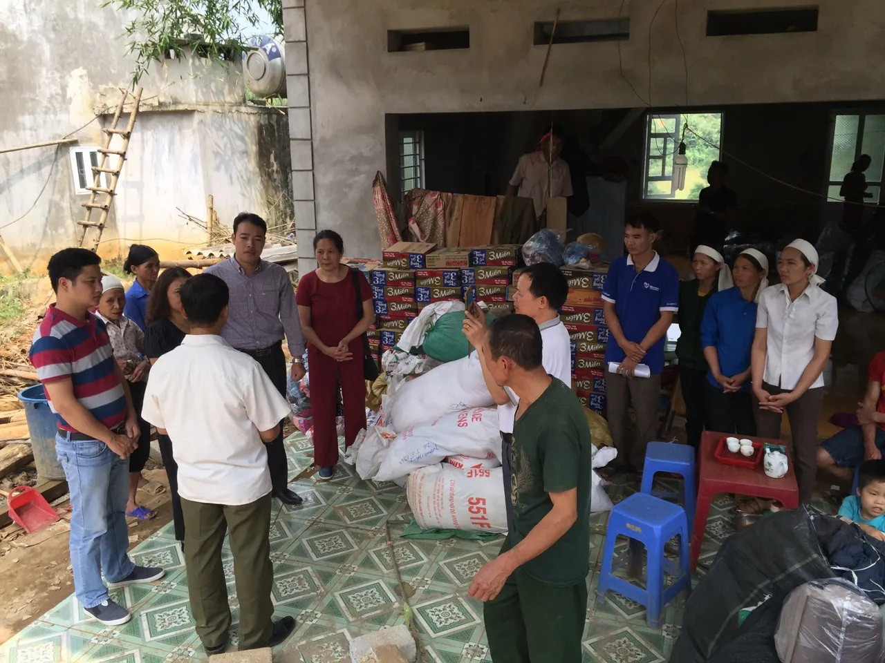 Ủng hộ người dân bị thiên tai tại xã Phú Cường, huyện Tân Lạc — ảnh 6