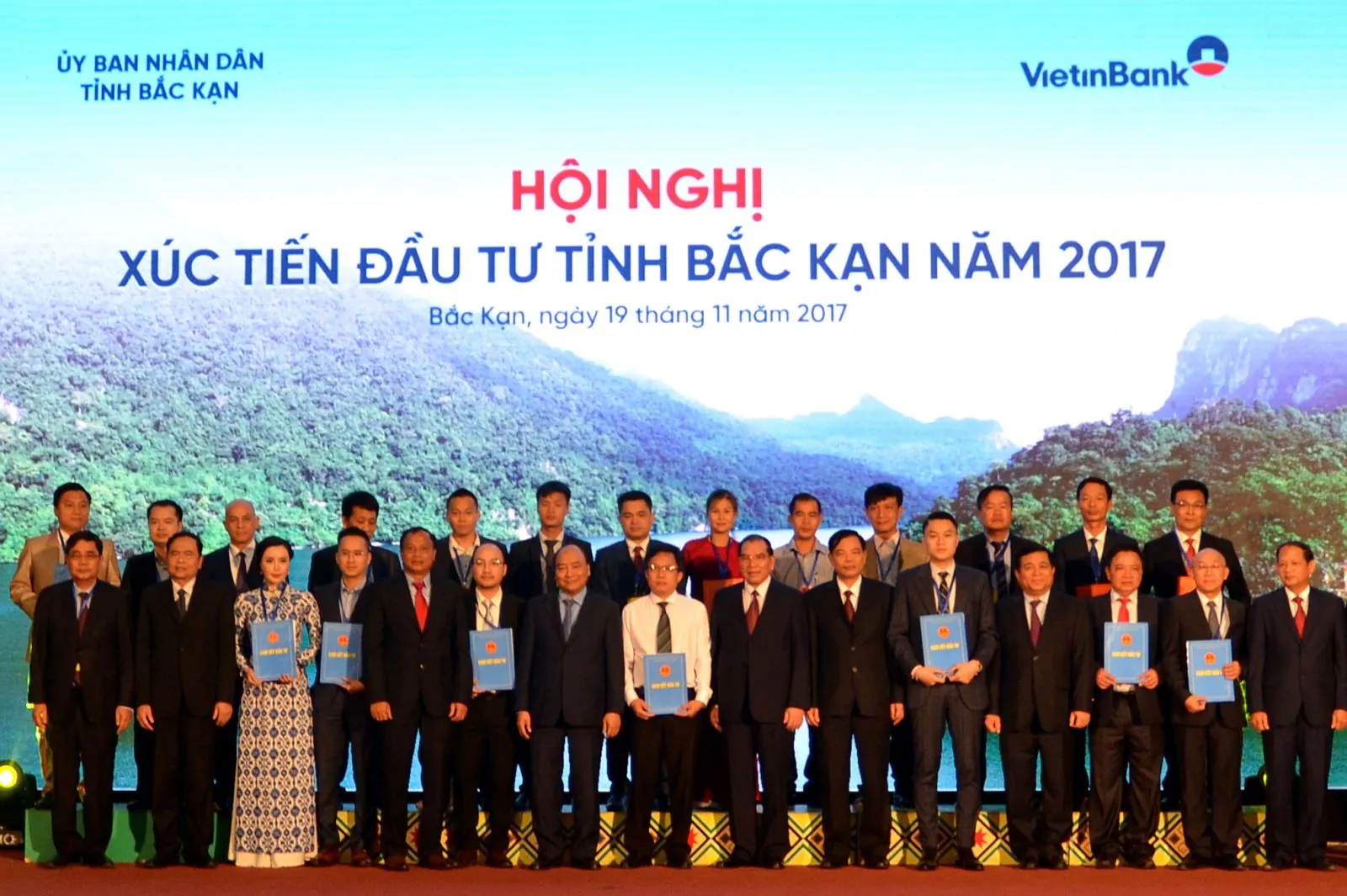Tập đoàn Sơn Phúc nhận giấy chứng nhận đầu tư tại hội nghị xúc tiến đầu tư tỉnh Bắc Kạn 2017 — ảnh 1