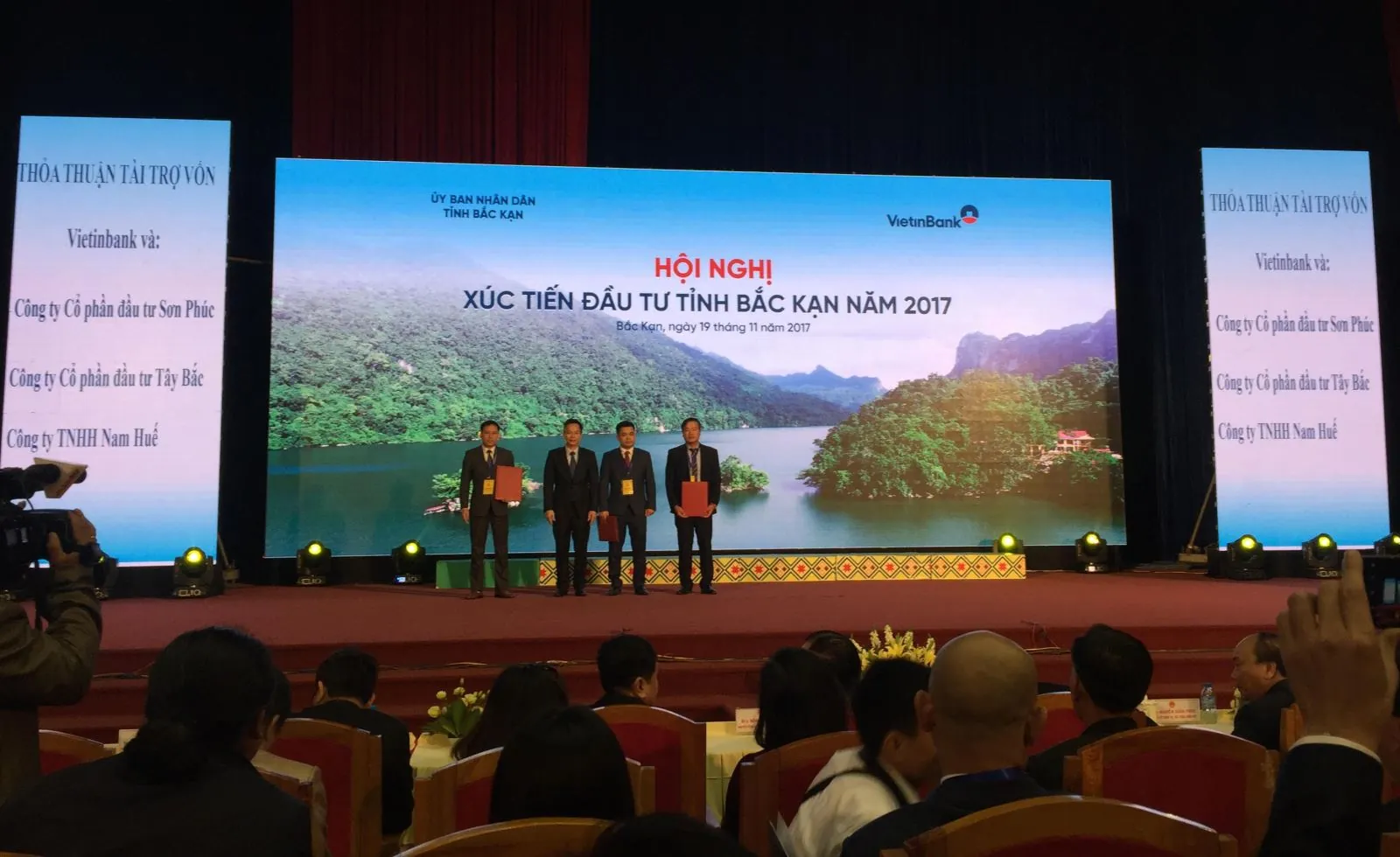 *Ngay sau Hội nghị xúc tiến đầu tư, Thủ tướng đã có cuộc làm việc với lãnh đạo tỉnh Bắc Kạn để giải quyết các kiến nghị và chỉ đạo một số biện pháp, định hướng phát triển của tỉnh*