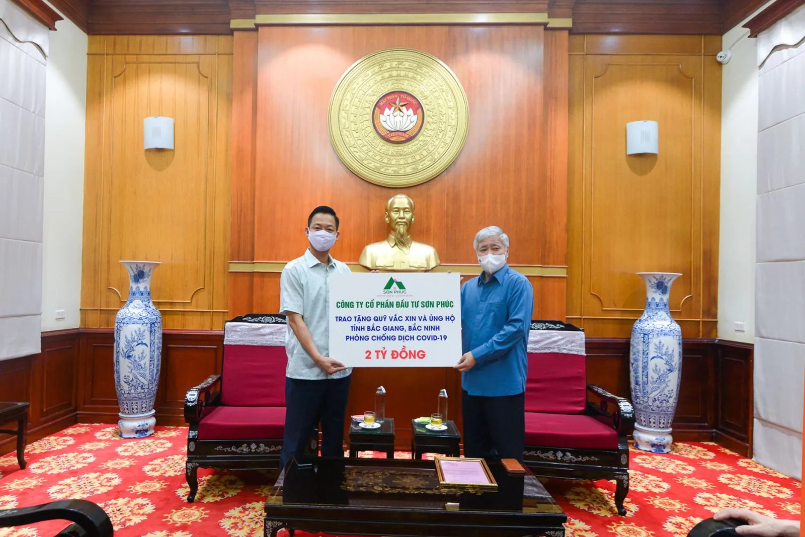 Ông Nguyễn Thế Hùng - Chủ tịch HĐQT Công ty CPĐT Sơn Phúc trao 2 tỷ đồng ủng hộ phòng chống dịch Covid-19 cho ông Đỗ Văn Chiến - Bí thư Trung ương Đảng, Chủ tịch Ủy ban Trung ương Mặt trận Tổ quốc Việt Nam