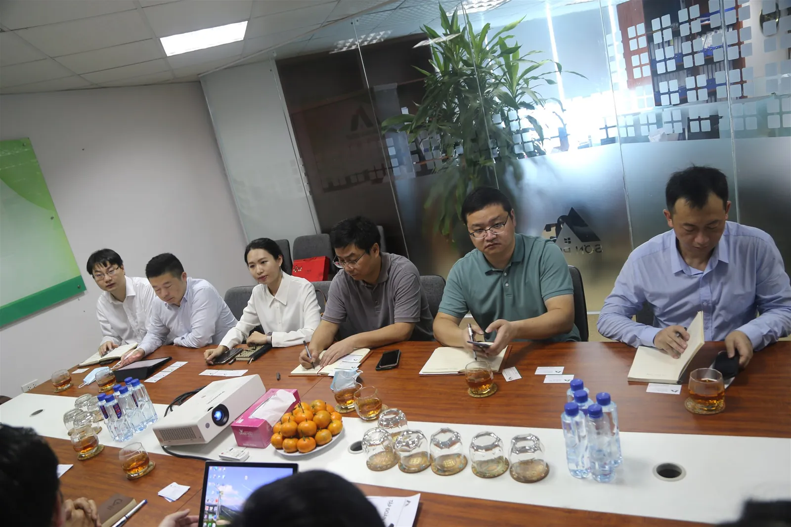 (Đoàn cán bộ đối tác PowerChina Hồ Bắc tham dự cuộc họp)