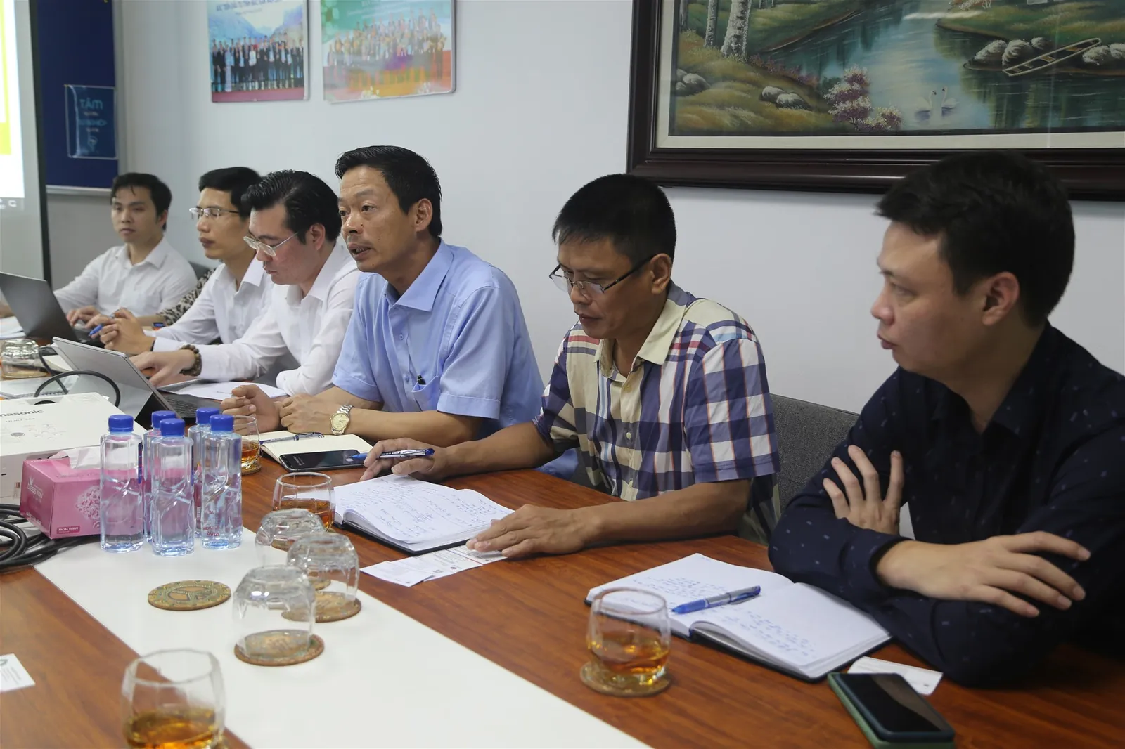 (Chủ tịch HĐQT Nguyễn Thế Hùng cùng Ban lãnh đạo Tập đoàn tiếp đối tác tại cuộc họp)