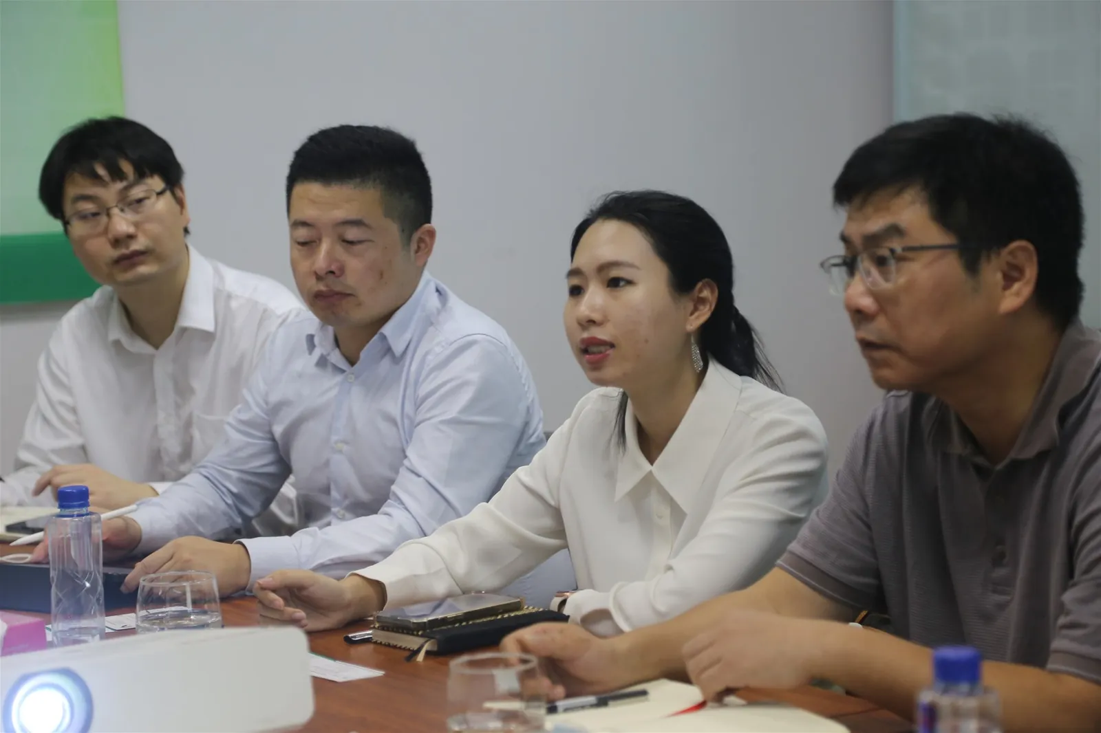 (Ông Wei Li – PTGĐ PowerChina Hồ Bắc – ngồi ngoài cùng bên phải – phát biểu tại cuộc họp)