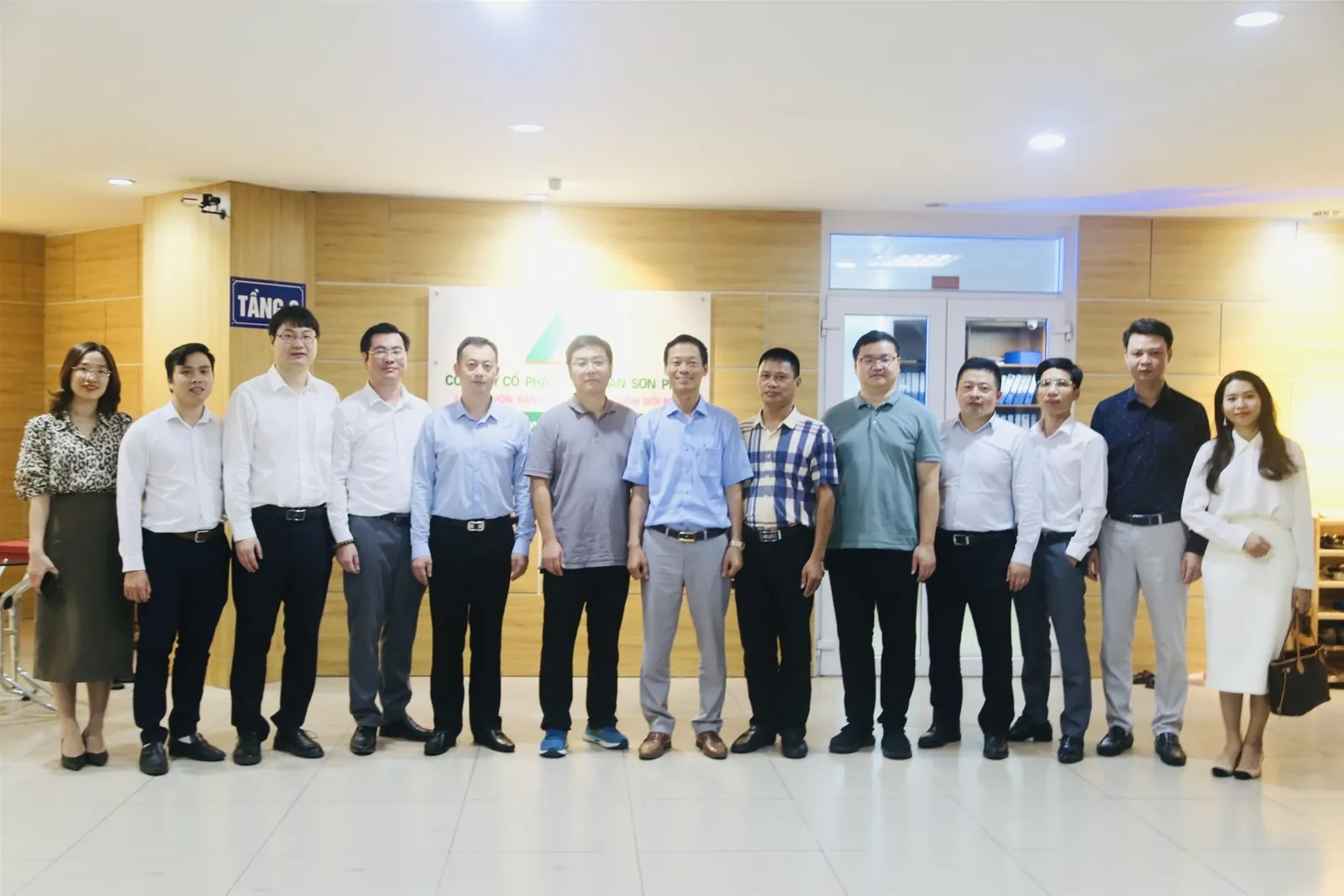 (Chủ tịch HĐQT Nguyễn Thế Hùng, Ban lãnh đạo Tập đoàn Sơn Phúc chụp hình lưu niệm cùng Đoàn cán bộ công ty PowerChina Hồ Bắc)