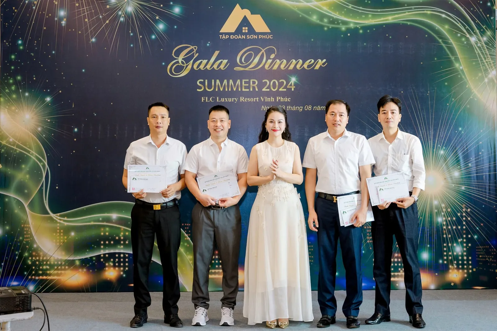 Bà Trần Thị Bỉnh Xuân – Trưởng ban Quản lý Quỹ Khuyến học thông qua các Bố/Mẹ tặng bằng khen và phần thưởng chúc mừng các Con đạt thành tích xuất sắc trong năm học 2023-2024