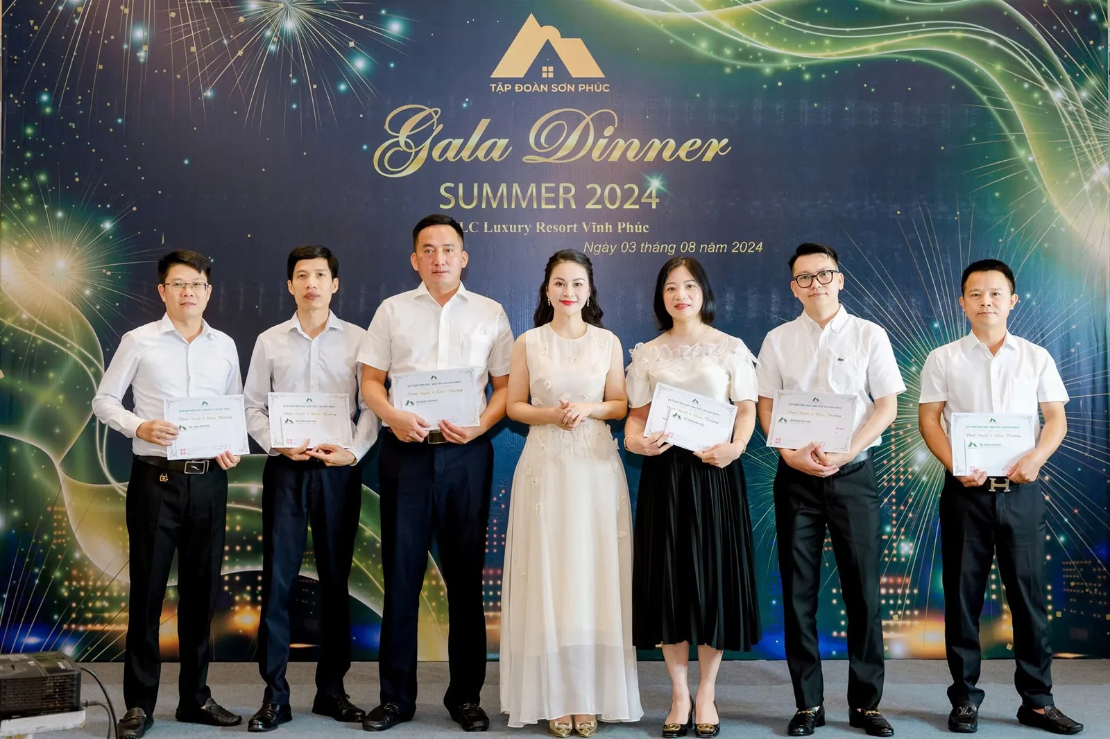 Bà Trần Thị Bỉnh Xuân – Trưởng ban Quản lý Quỹ Khuyến học thông qua các Bố/Mẹ tặng bằng khen và phần thưởng chúc mừng các Con đạt thành tích xuất sắc trong năm học 2023-2024