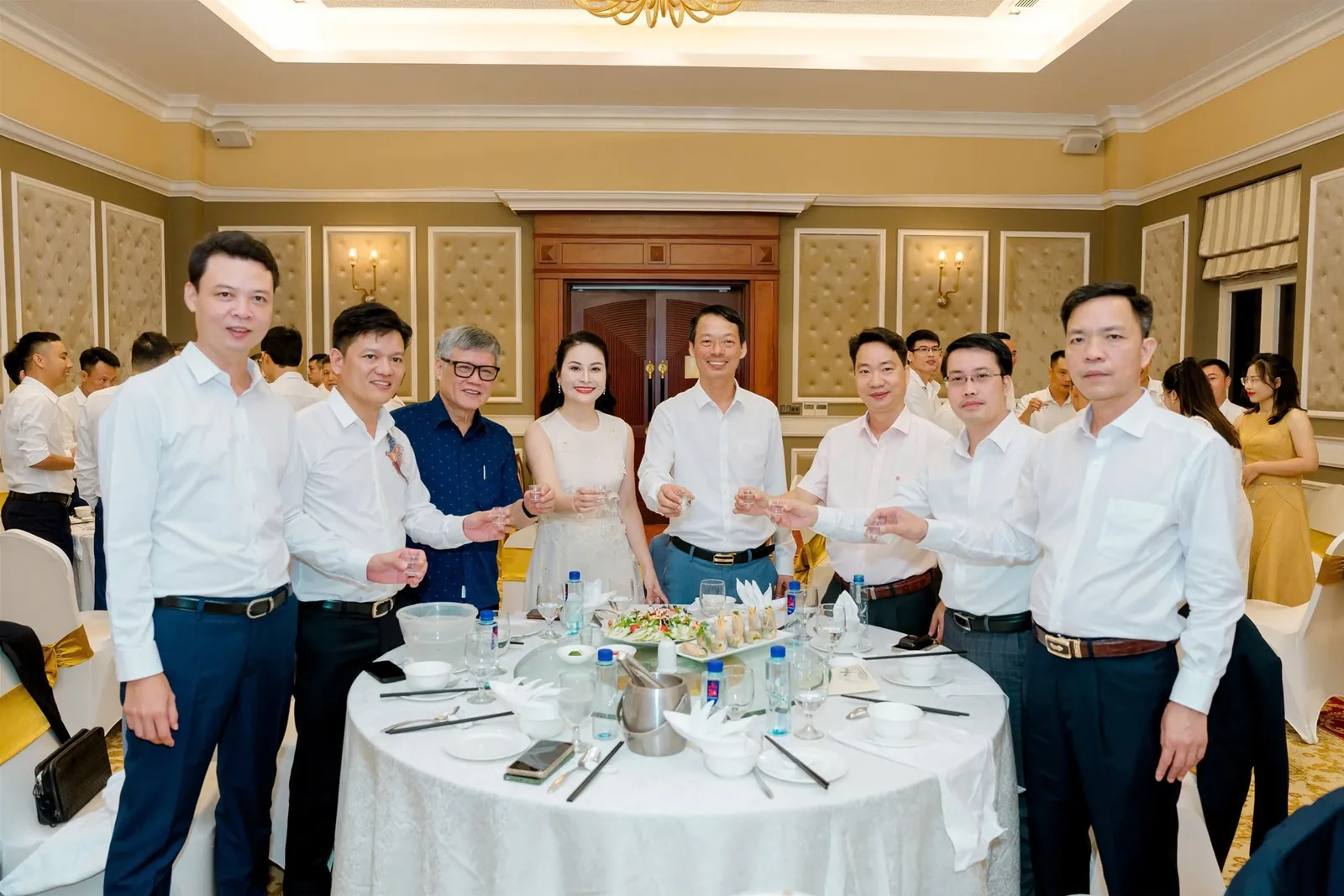 CBNV Tập đoàn cùng nhau tham gia tiệc gala dinner và chương trình lửa trại