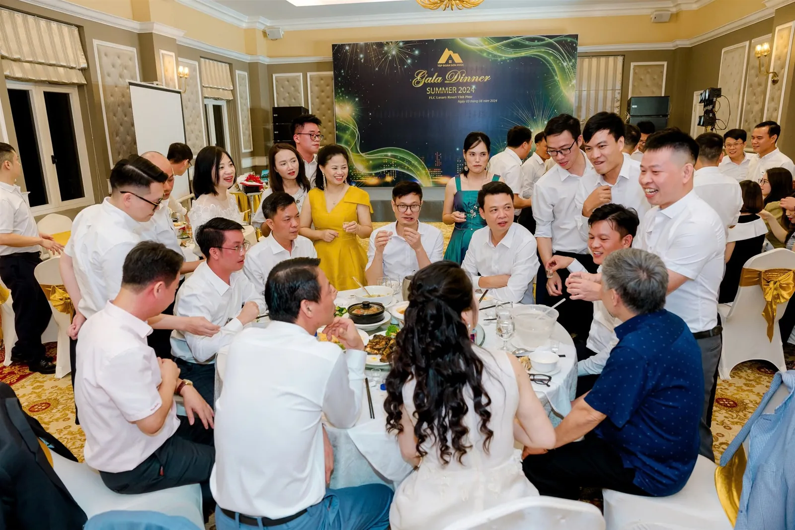 CBNV Tập đoàn cùng nhau tham gia tiệc gala dinner và chương trình lửa trại