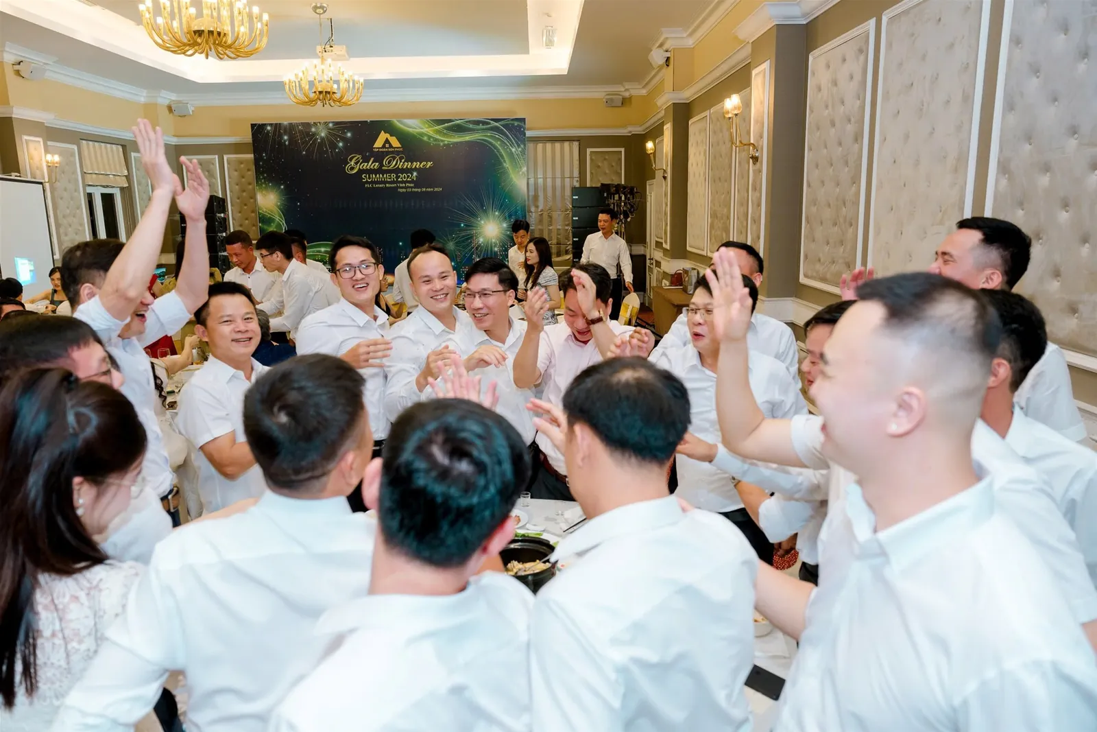 CBNV Tập đoàn cùng nhau tham gia tiệc gala dinner và chương trình lửa trại