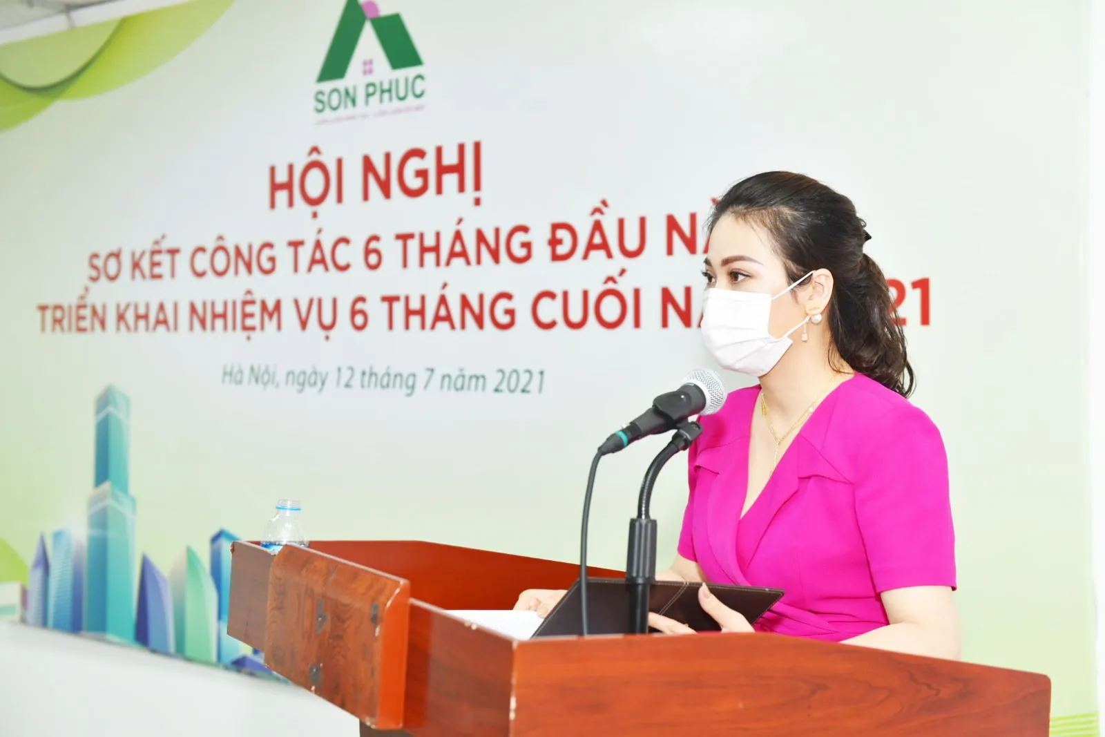 Đại diện BLĐ trình bày phần tham luận tại hội nghị