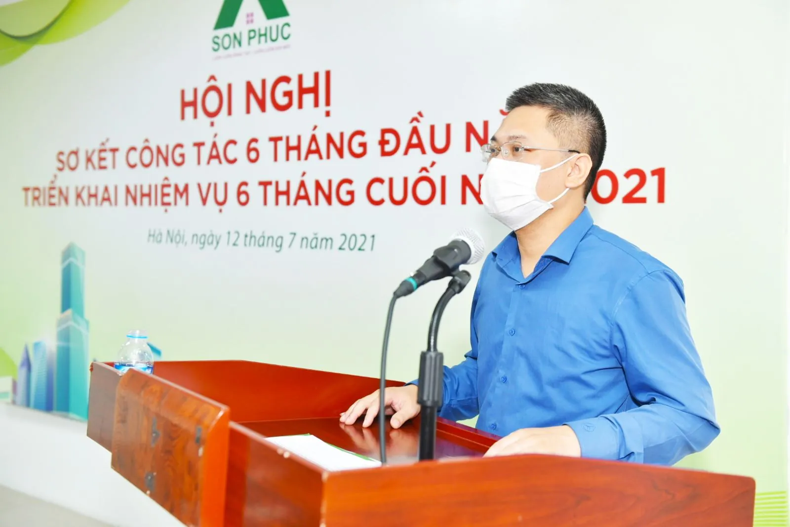 Đại diện BLĐ trình bày phần tham luận tại hội nghị