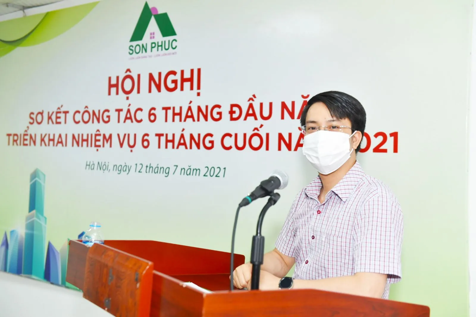 Đại diện BLĐ trình bày phần tham luận tại hội nghị