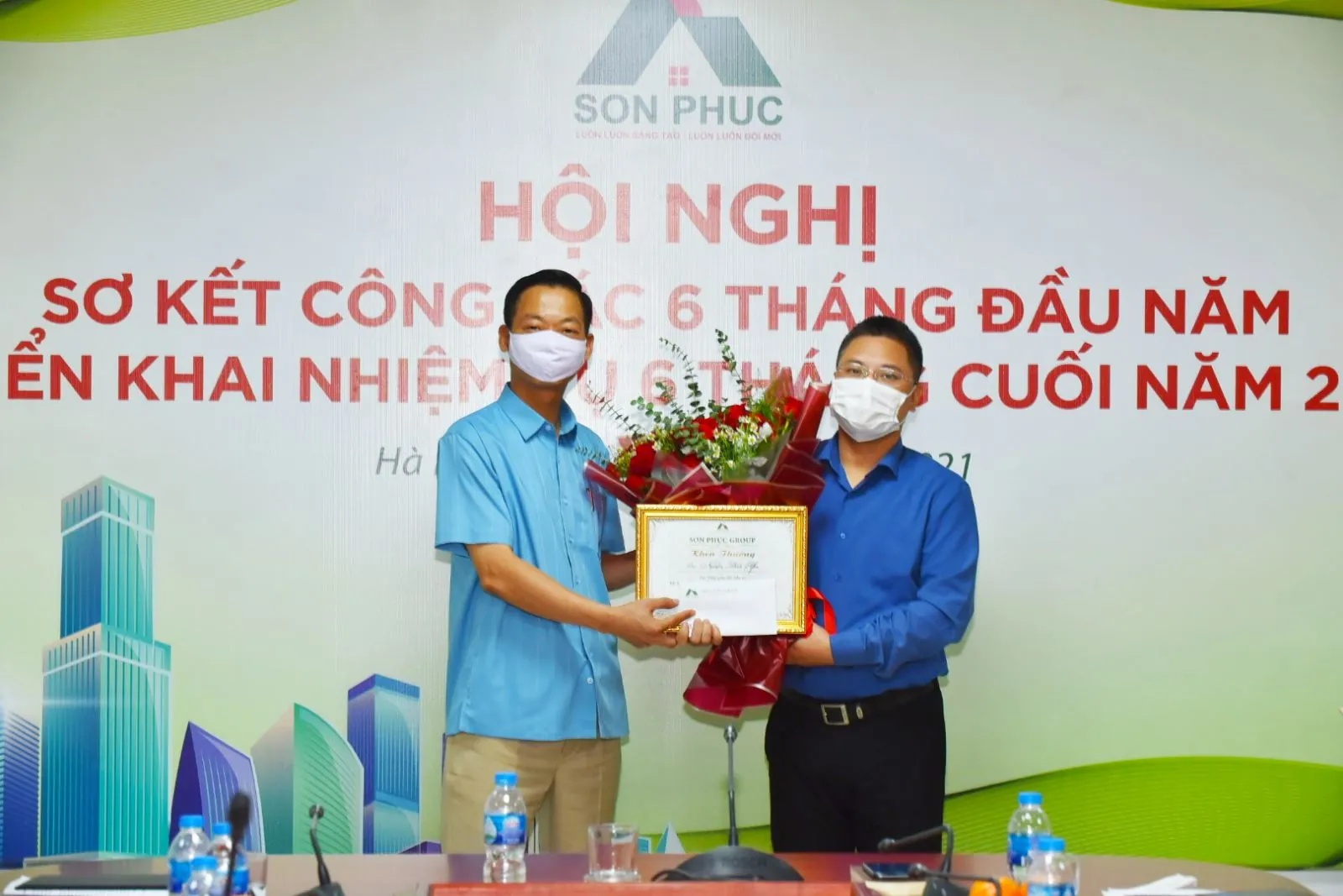 Đại diện BLĐ trao tặng hoa, giấy khen và quà, vinh danh các các nhân và tập thể có thành tích tiêu biểu trong 6 tháng đầu năm