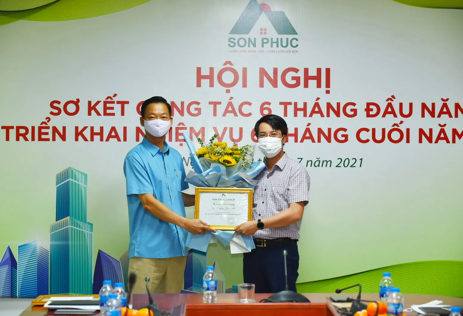 Đại diện BLĐ trao tặng hoa, giấy khen và quà, vinh danh các các nhân và tập thể có thành tích tiêu biểu trong 6 tháng đầu năm