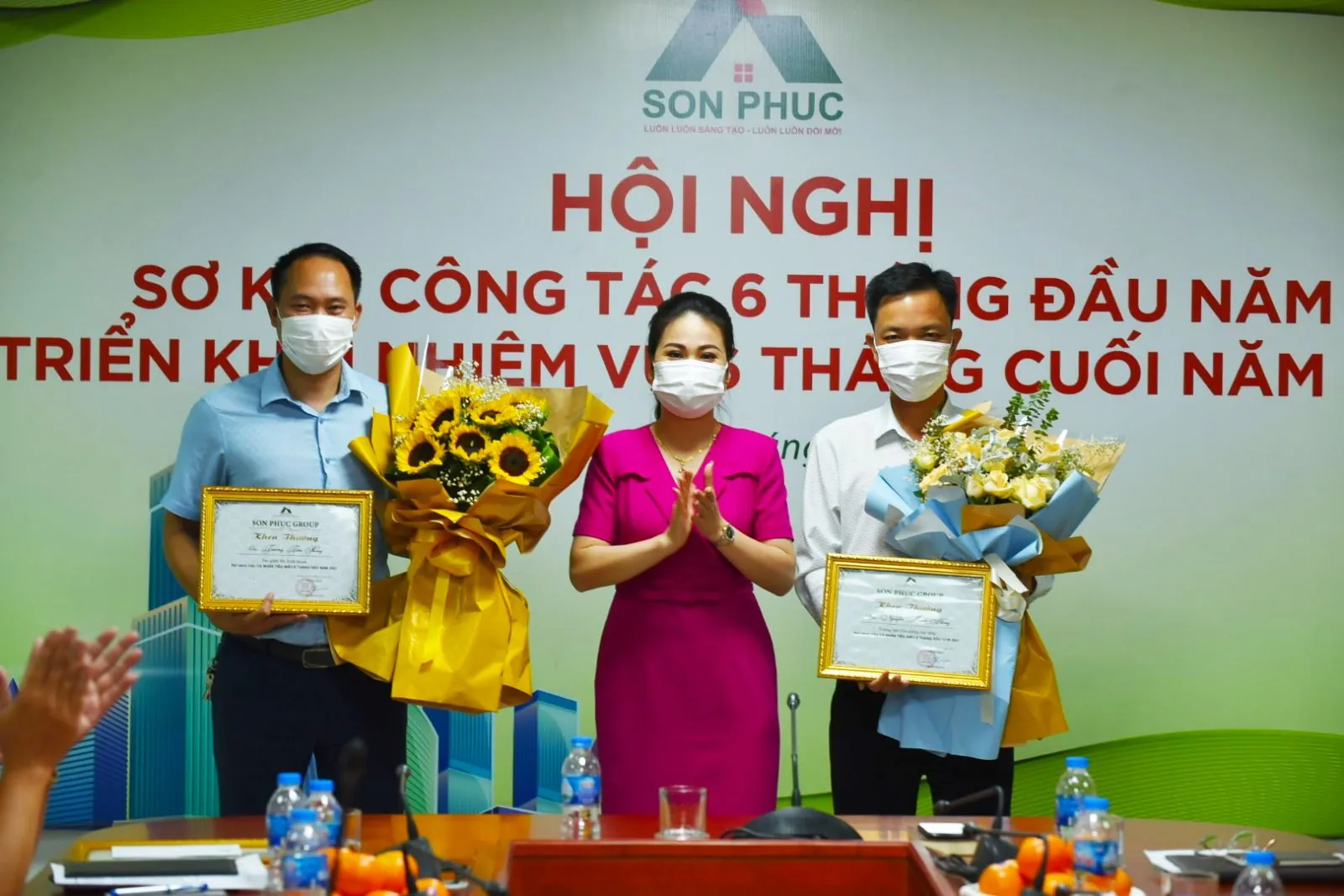 Đại diện BLĐ trao tặng hoa, giấy khen và quà, vinh danh các các nhân và tập thể có thành tích tiêu biểu trong 6 tháng đầu năm
