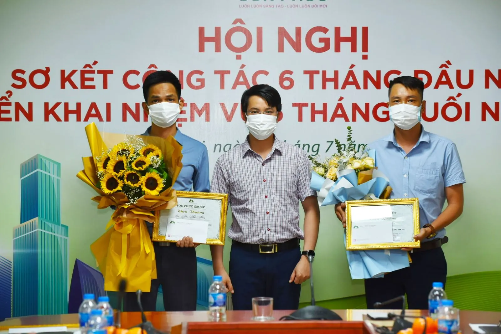 Đại diện BLĐ trao tặng hoa, giấy khen và quà, vinh danh các các nhân và tập thể có thành tích tiêu biểu trong 6 tháng đầu năm