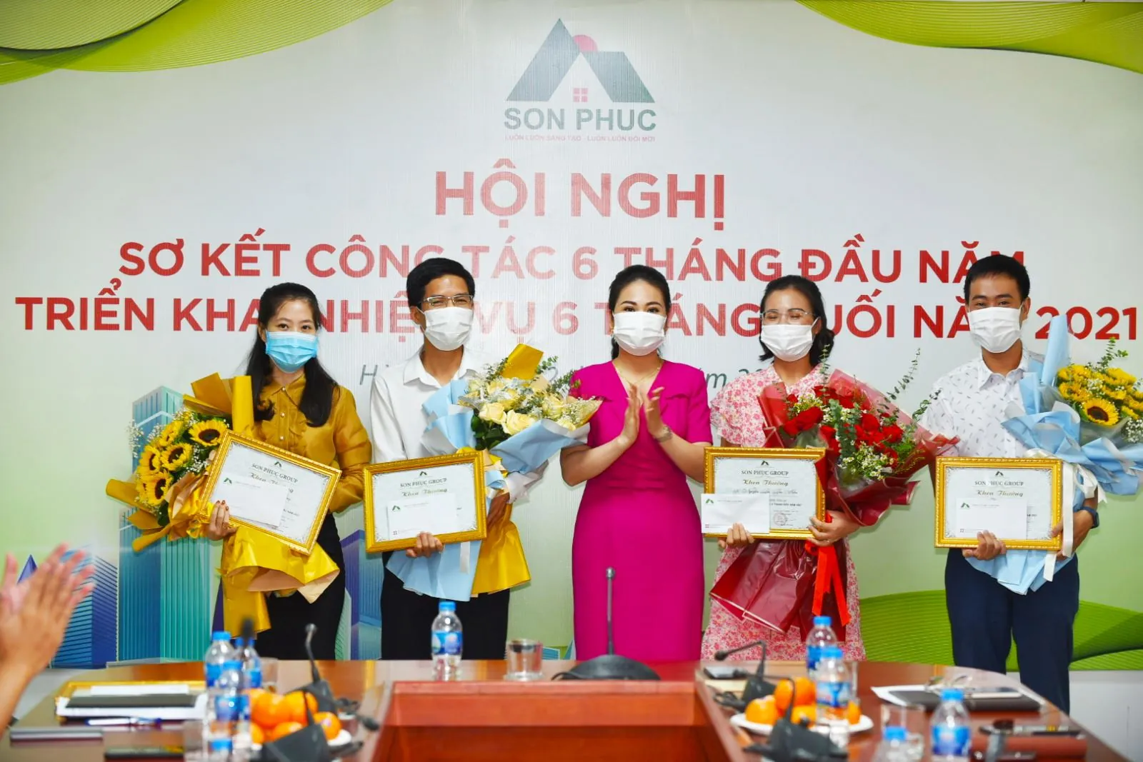 Đại diện BLĐ trao tặng hoa, giấy khen và quà, vinh danh các các nhân và tập thể có thành tích tiêu biểu trong 6 tháng đầu năm