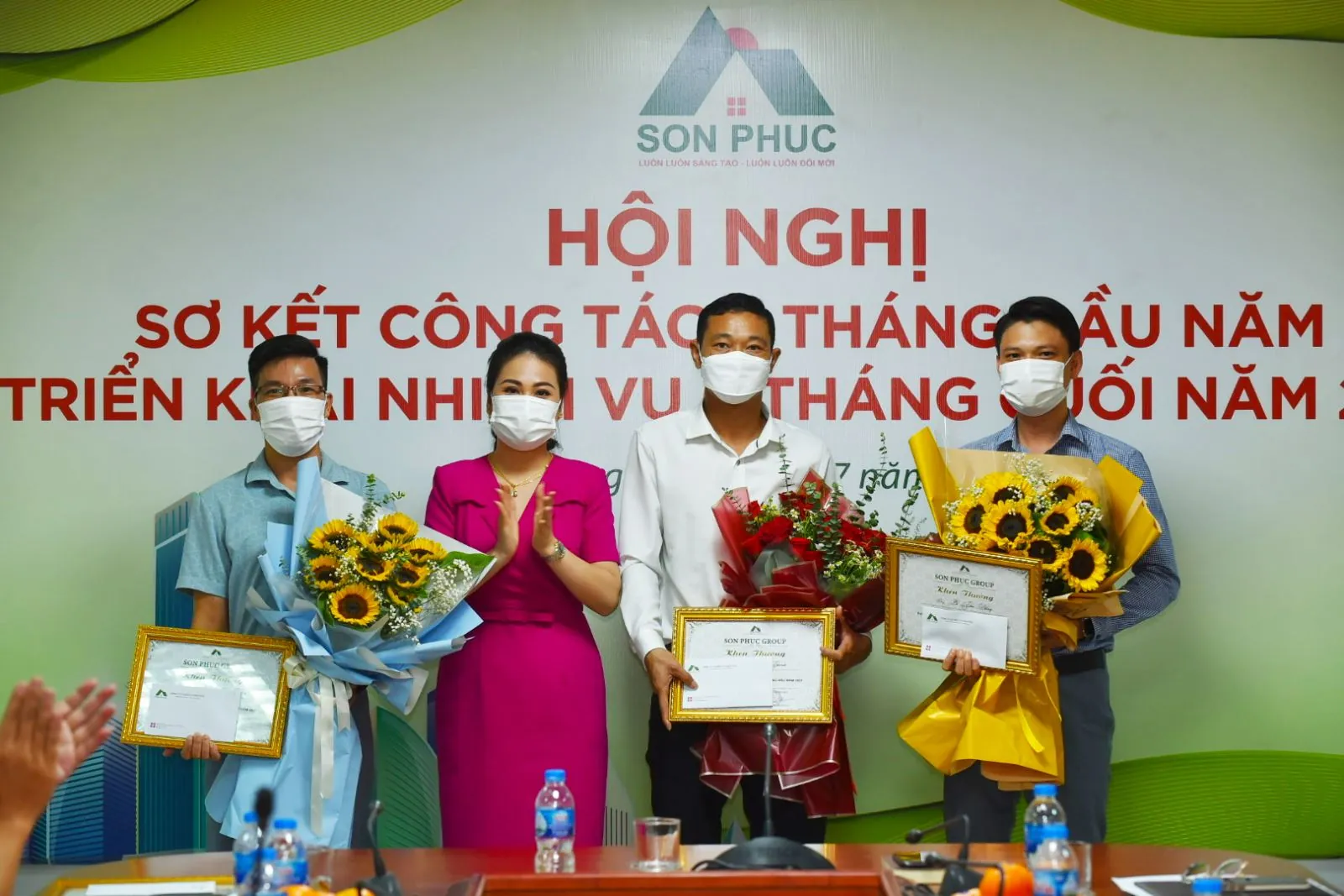 Đại diện BLĐ trao tặng hoa, giấy khen và quà, vinh danh các các nhân và tập thể có thành tích tiêu biểu trong 6 tháng đầu năm