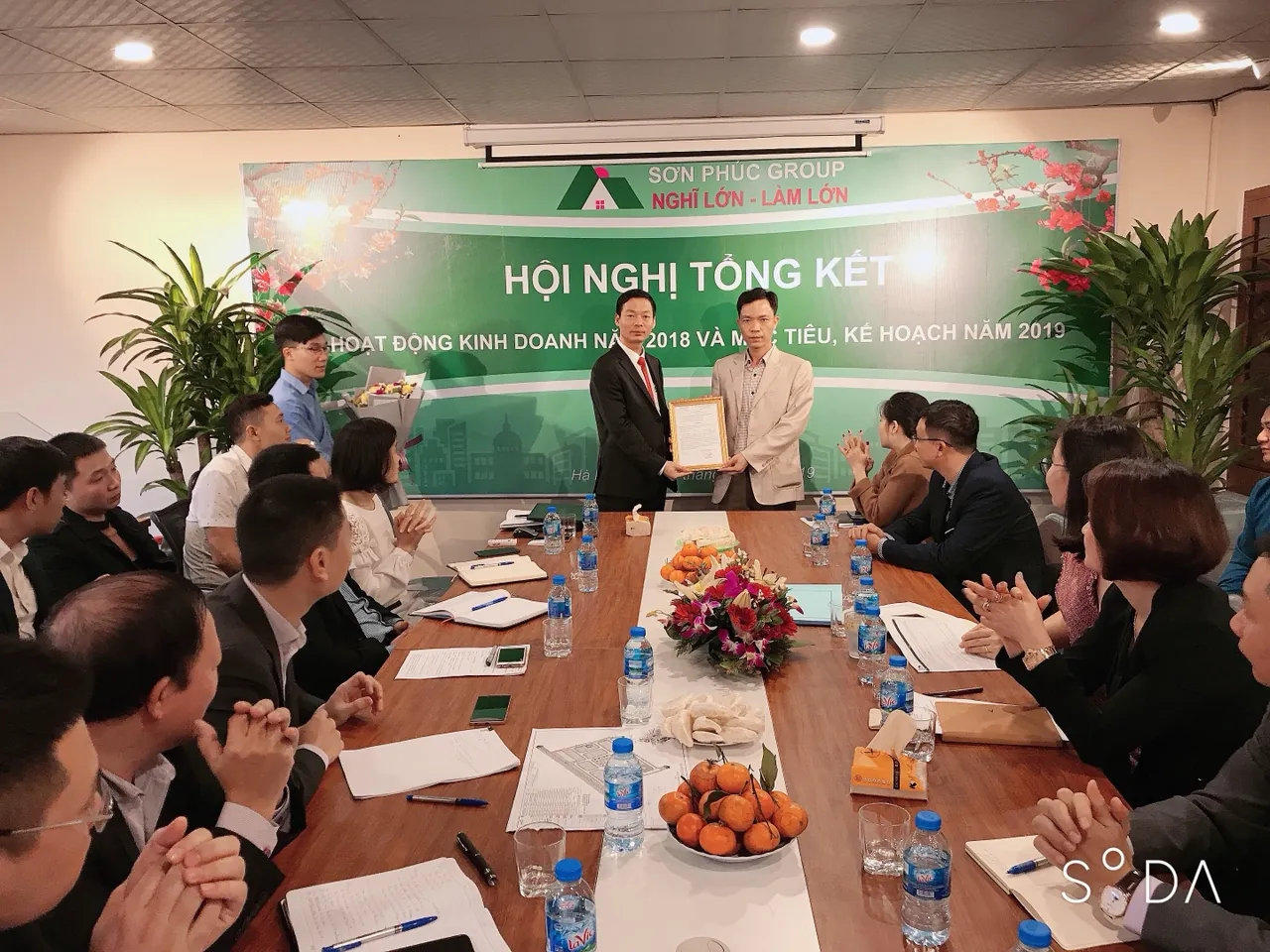 Ảnh: Chủ tịch HĐQT trao quyết định bổ nhiệm và tặng hoa cho GĐ BQL dự án Chợ Đồn - Bắc Kạn Nguyễn Mạnh Hùng