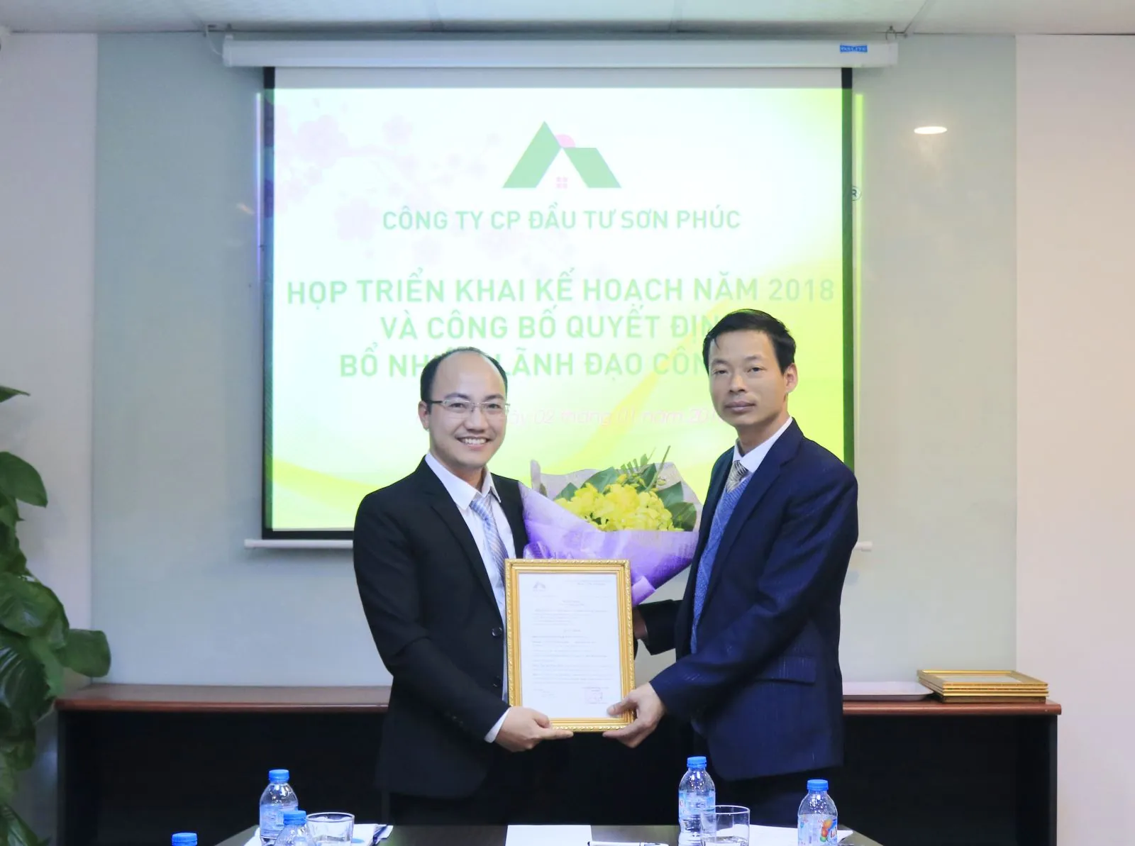 Ths. Nguyễn Thế Hùng - Chủ tịch/Tổng Giám đốc Công ty trao quyết định bổ nhiệm vị trí Giám đốc Phát triển dự án cho Ông Bùi Thanh Tuyền