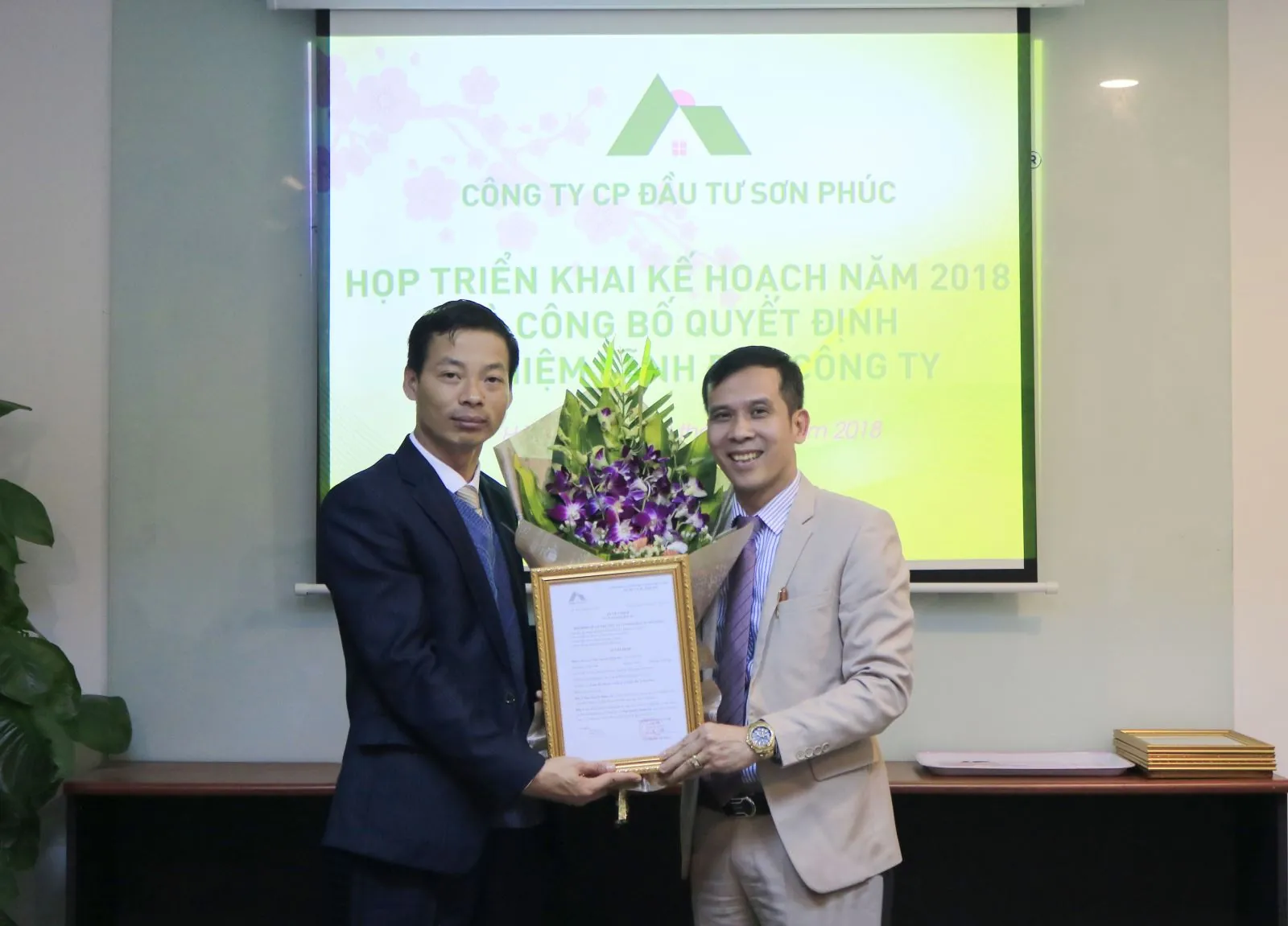 Ths. Nguyễn Thế Hùng - Chủ tịch/Tổng Giám đốc Công ty trao quyết định bổ nhiệm vị trí Giám đốc đầu tư cho Ông Nguyễn Mạnh Sáu