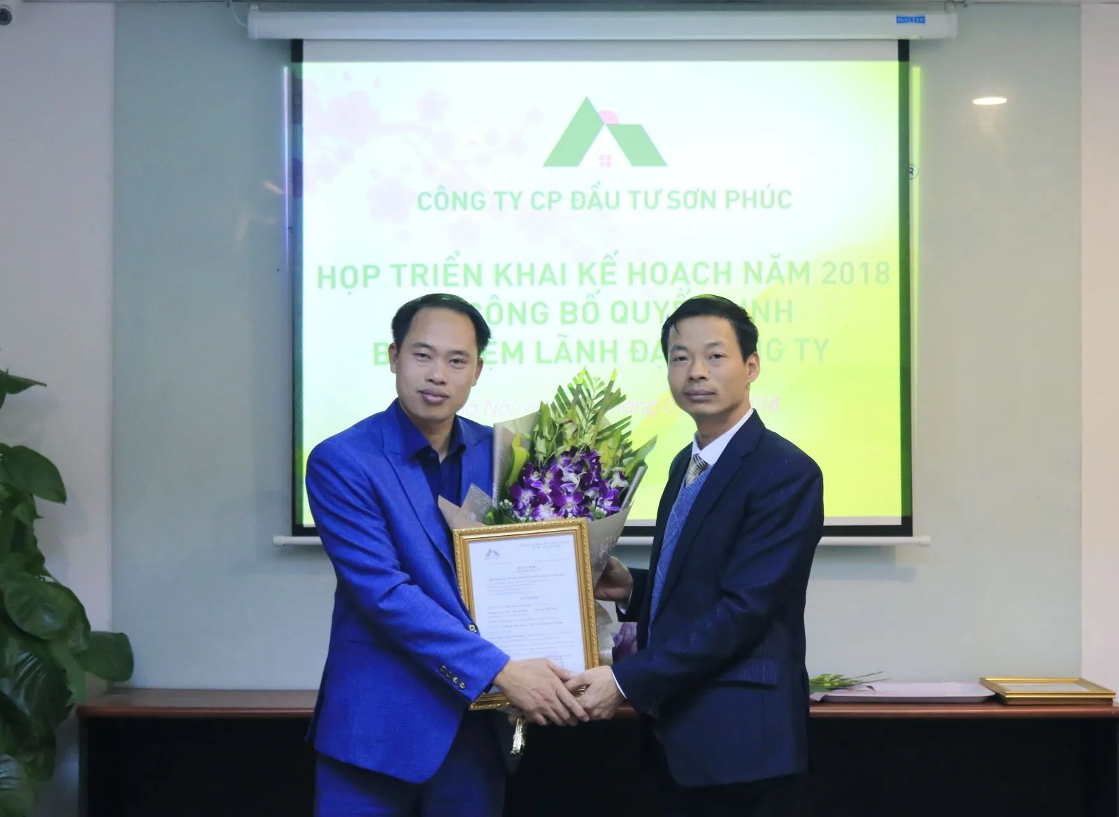 Ths. Nguyễn Thế Hùng - Chủ tịch/Tổng Giám đốc Công ty trao quyết định bổ nhiệm vị trí Giám đốc Kinh doanh cho Ông Trương Tiên Phong