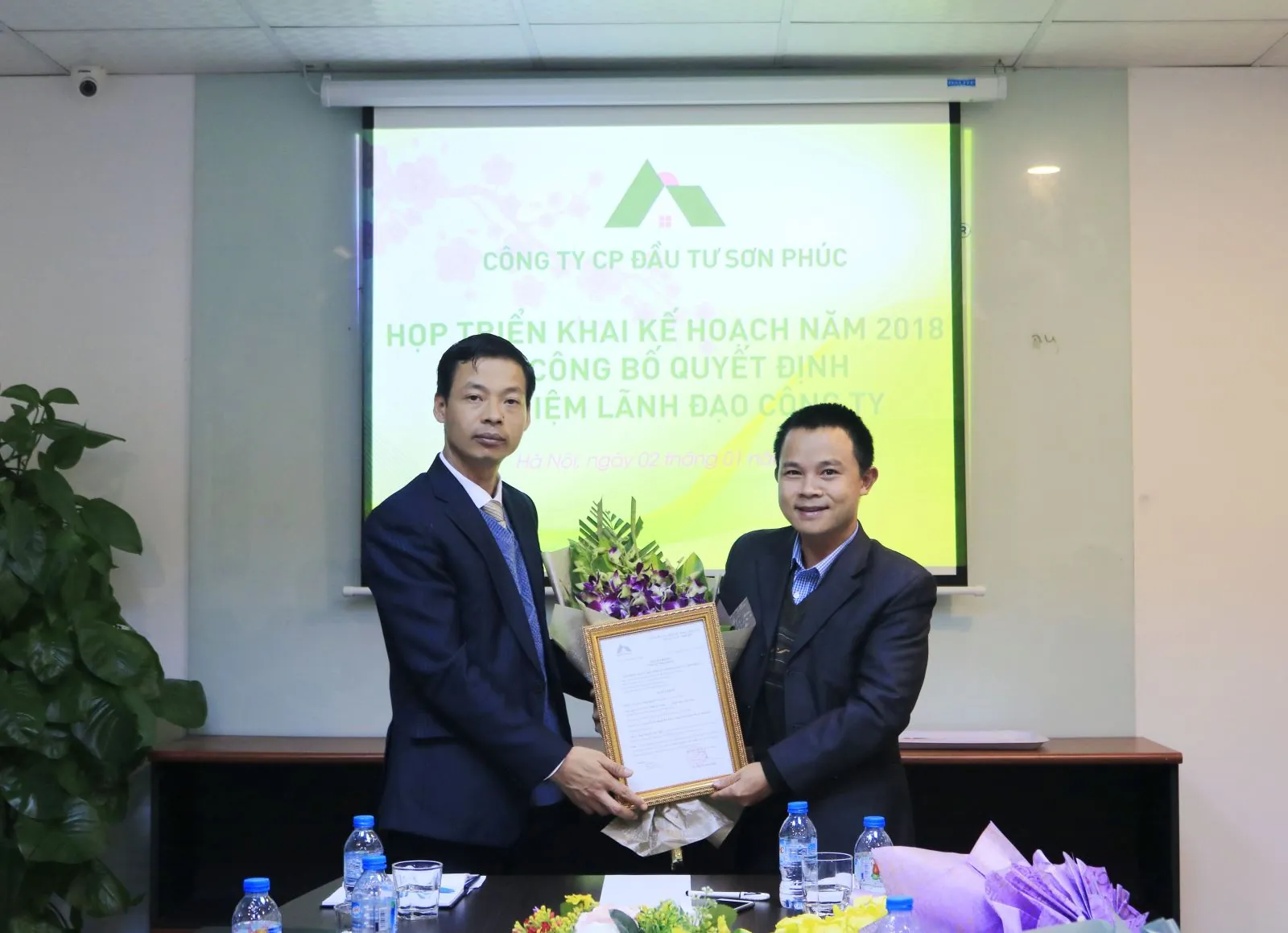 Ths. Nguyễn Thế Hùng - Chủ tịch/Tổng Giám đốc Công ty trao quyết định bổ nhiệm vị trí Giám đốc chi nhánh cho Ông Nguyễn Văn Lĩnh