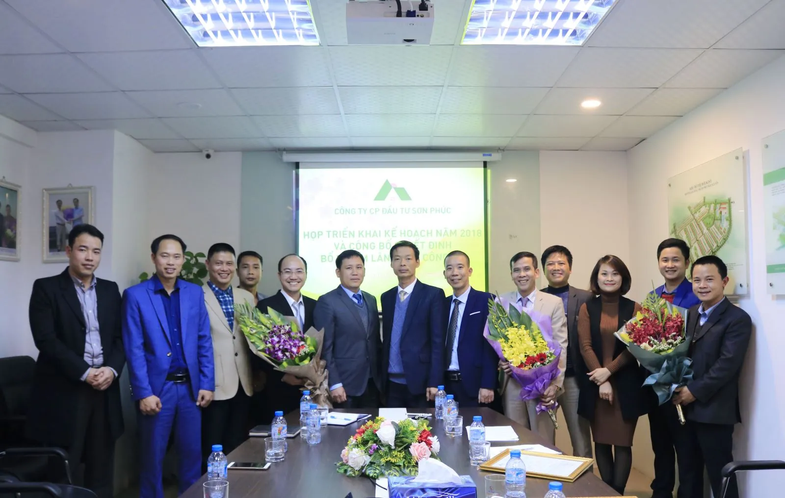 Ban lãnh đạo và đội ngũ cán bộ quản lý Công ty Cổ phần đầu tư Sơn Phúc