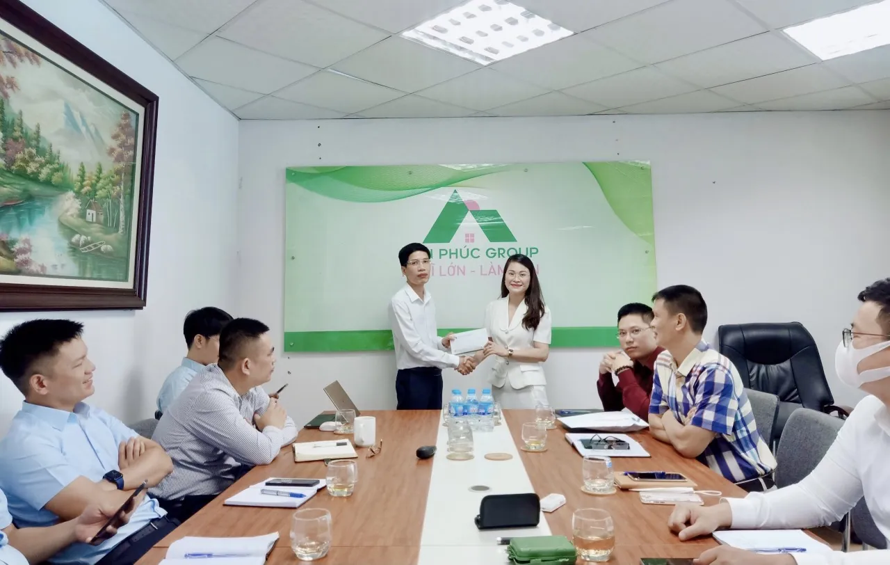Bà Trần Thi Bỉnh Xuân - PCT. HĐQT tặng quà chúc mừng ông Nguyễn Quang Hùng - TP. KTKH
