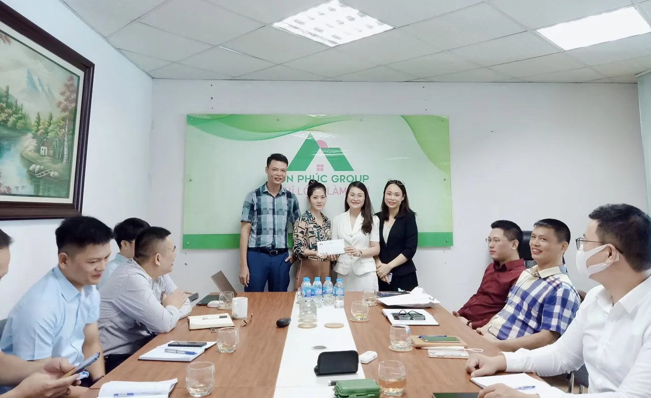 Bà Trần Thi Bỉnh Xuân - PCT. HĐQT tặng quà chúc mừng tập thể phòng Tài chính kế toán