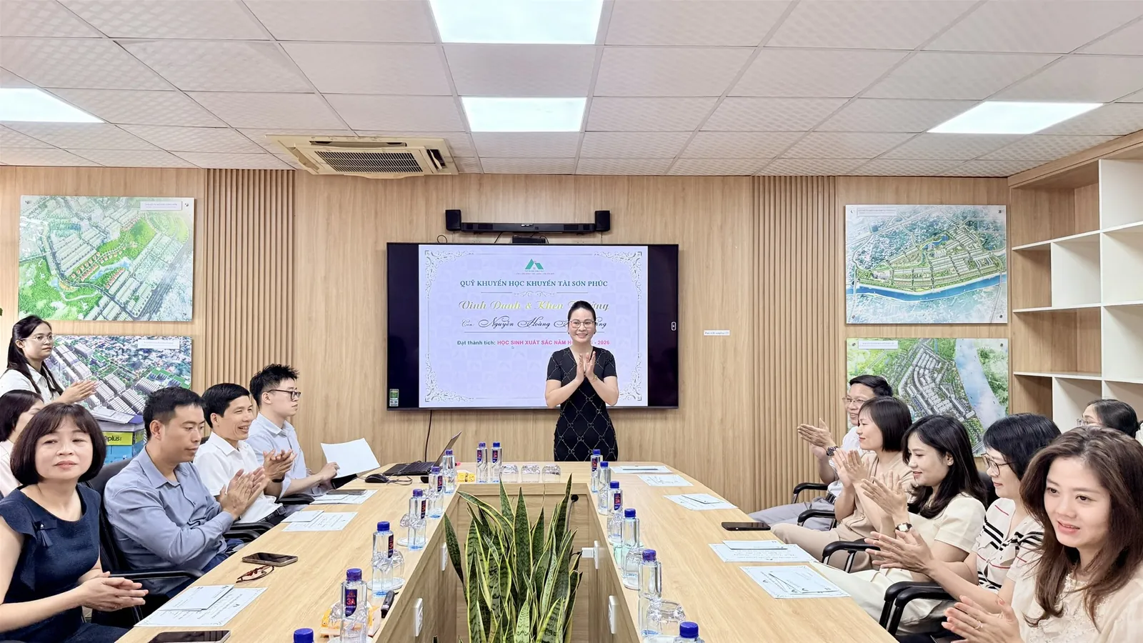 Phó Chủ tịch HĐQT trao tặng Quỹ Khuyến học Khuyến tài tới các gia đình CBNV