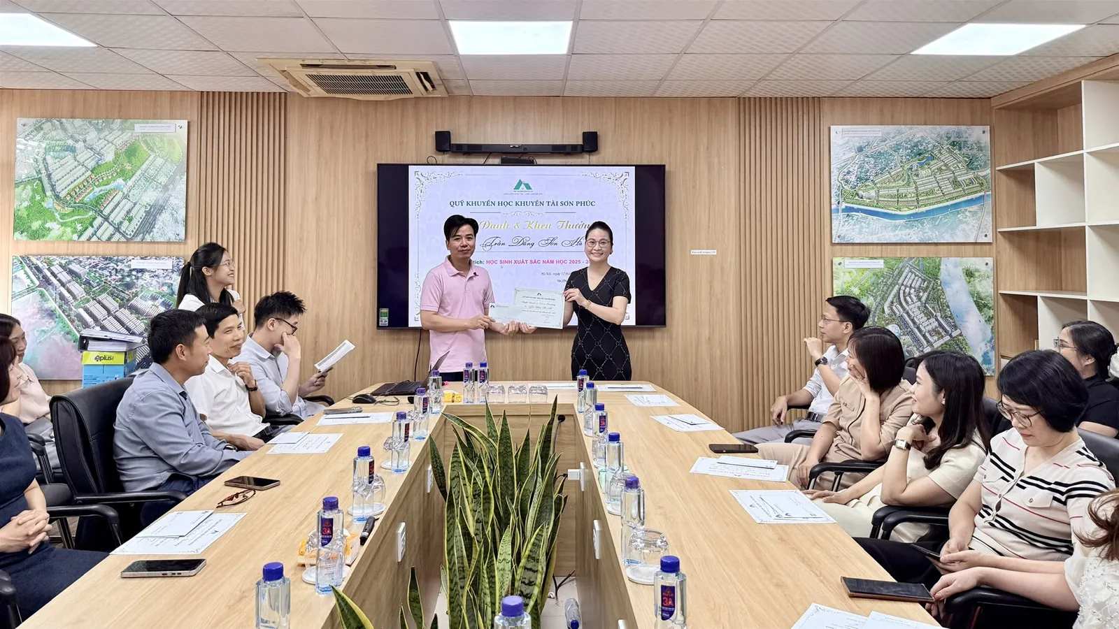 Phó Chủ tịch HĐQT trao tặng Quỹ Khuyến học Khuyến tài tới các gia đình CBNV