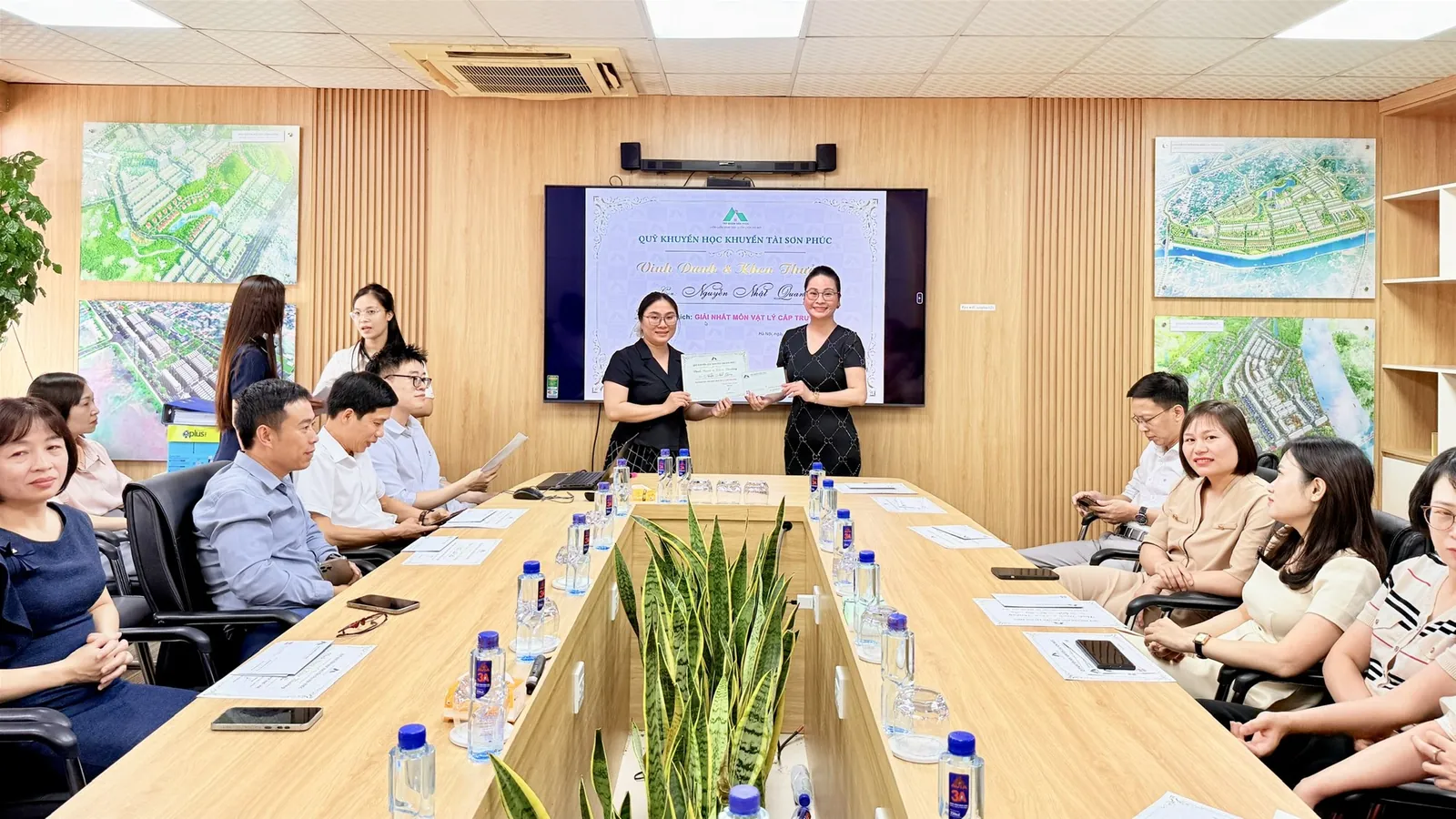 Phó Chủ tịch HĐQT trao tặng Quỹ Khuyến học Khuyến tài tới các gia đình CBNV