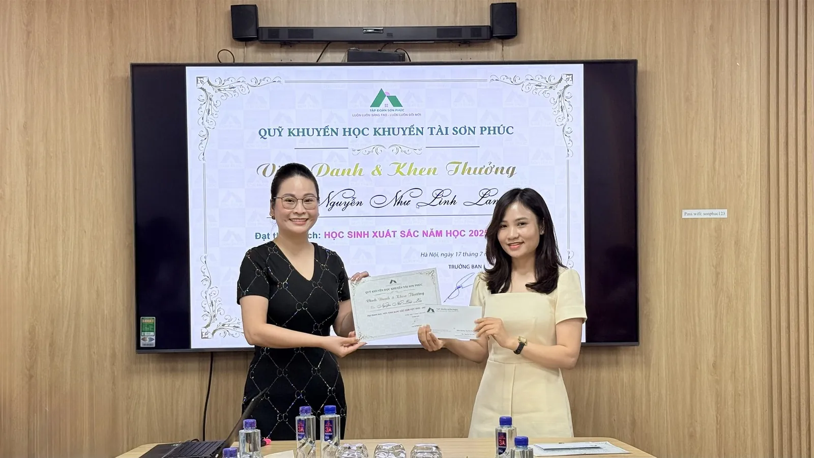 Không khí ngập tràn niềm vui tại buổi lễ trao tặng Quỹ Khuyến học Khuyến tài Sơn Phúc