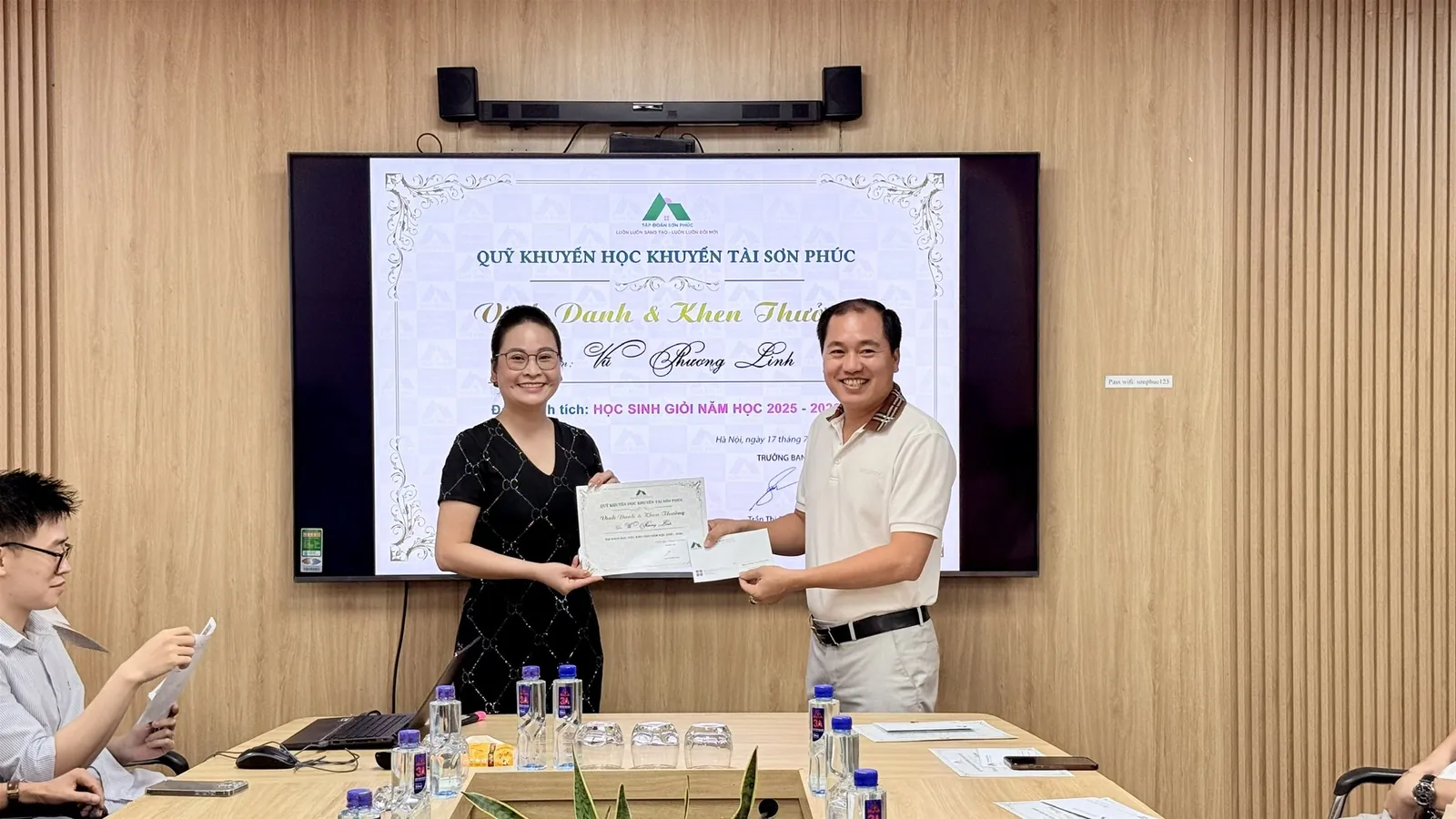 Không khí ngập tràn niềm vui tại buổi lễ trao tặng Quỹ Khuyến học Khuyến tài Sơn Phúc