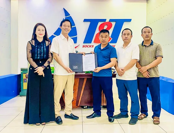 (Chủ tịch HĐQT Nguyễn Thế Hùng – đứng thứ hai từ trái sang, Phó Chủ tịch HĐQT Trần Bỉnh Xuân nhận chuyển giao 80% cổ phần của các chủ sở hữu cũ công ty Nam Bắc Ninh)