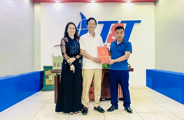 (Chủ tịch HĐQT Nguyễn Thế Hùng – đứng thứ hai từ trái sang, Phó Chủ tịch HĐQT Trần Bỉnh Xuân và ông Nguyễn Đình Triệu hiện là những cổ đông sở hữu Công ty đầu tư xây dựng kết cấu hạ tầng Nam Bắc Ninh)