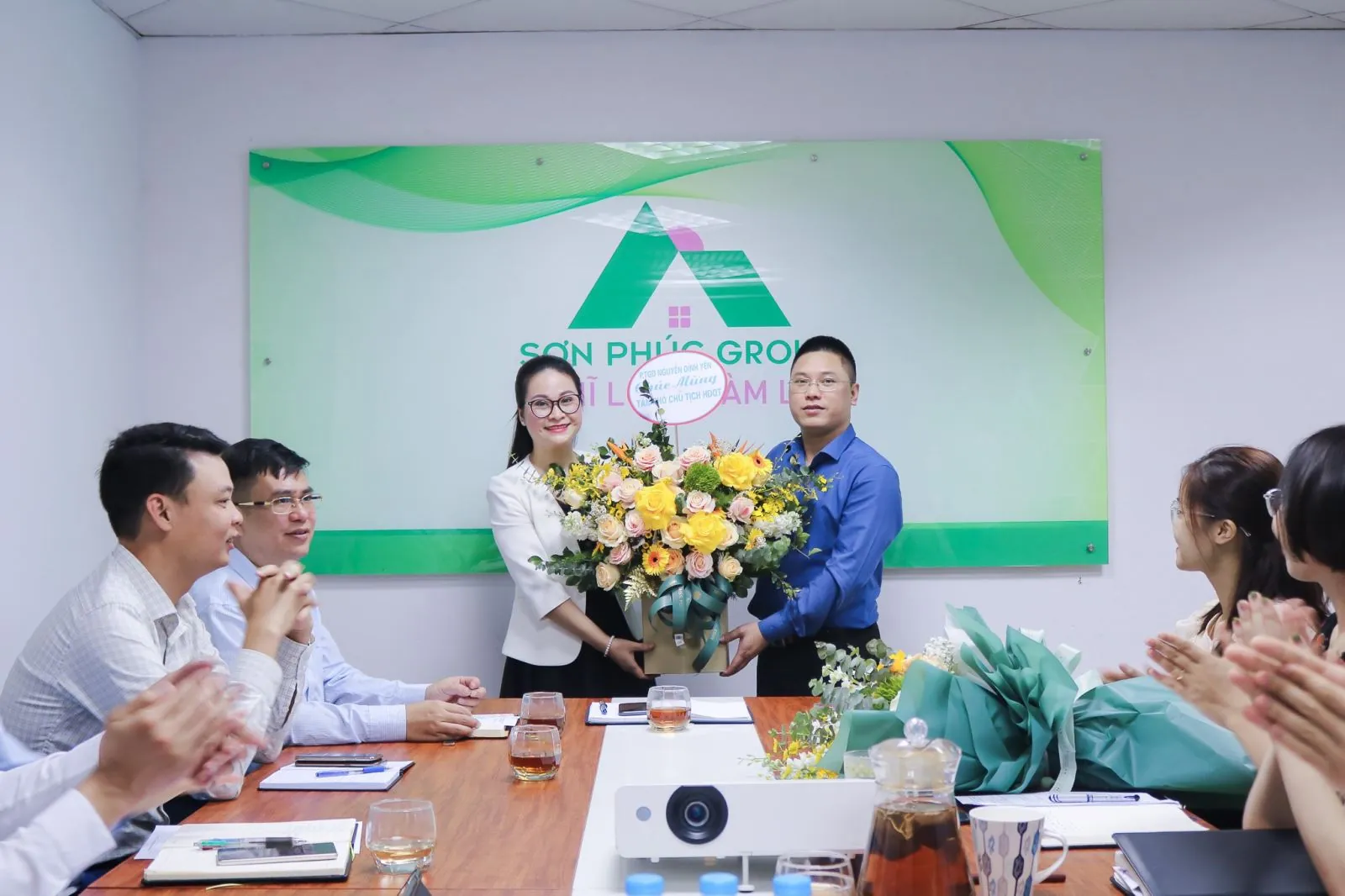 Đại diện các phòng ban chúc mừng Tân Phó Chủ tịch HĐQT