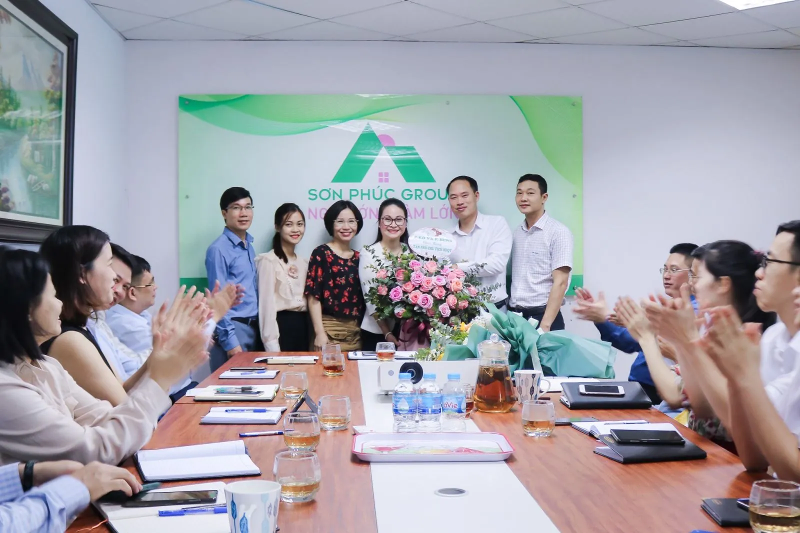 Đại diện các phòng ban chúc mừng Tân Phó Chủ tịch HĐQT