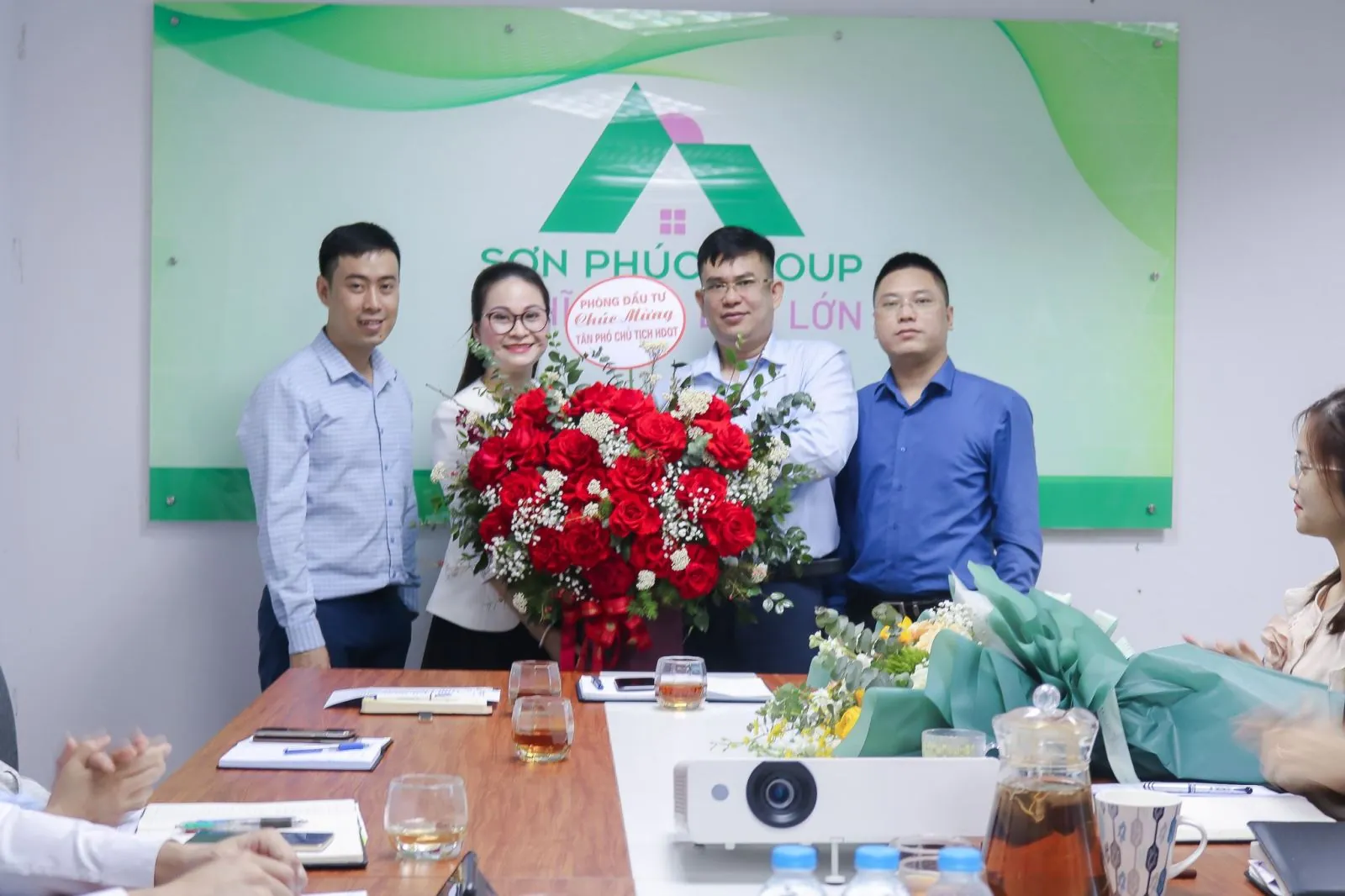 Đại diện các phòng ban chúc mừng Tân Phó Chủ tịch HĐQT