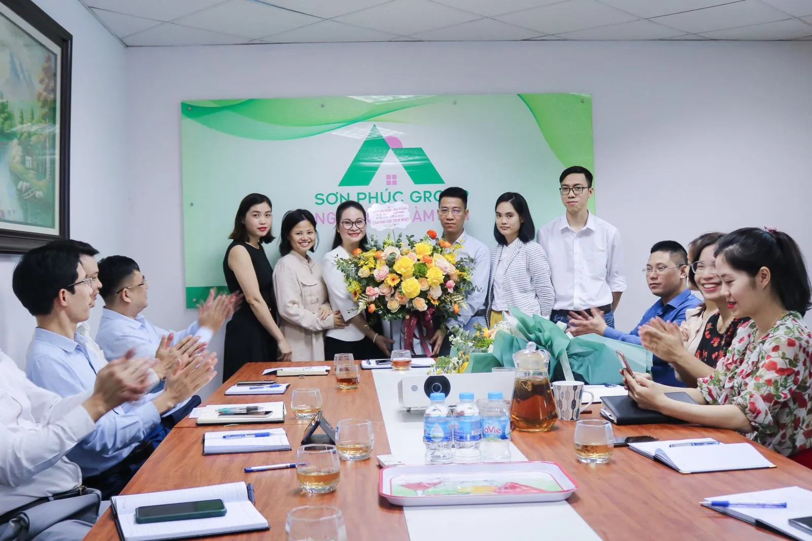 Đại diện các phòng ban chúc mừng Tân Phó Chủ tịch HĐQT