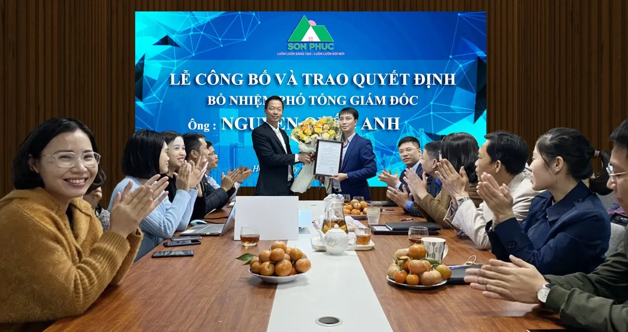Ông Nguyễn Thế Hùng - Chủ tịch HĐQT trao quyết định bổ nhiệm và tặng hoa chúc mừng Ông Nguyễn Quốc Anh trên cương vị mới
