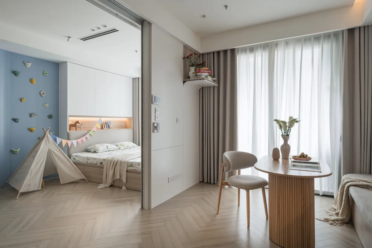 Bên cạnh đó, phòng ngủ và phòng khách được bố trí liên thông, giúp kết nối không gian